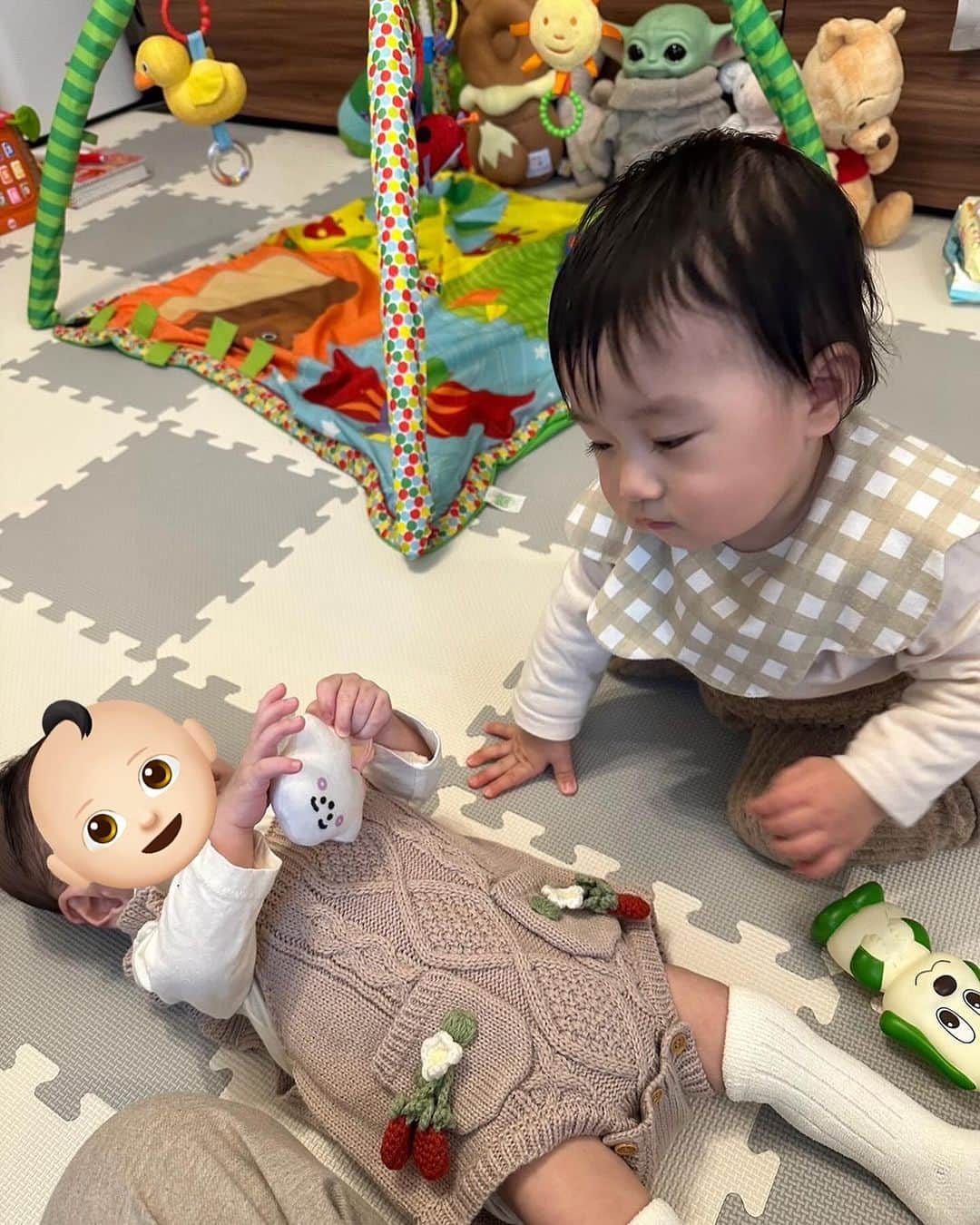 田井弘子のインスタグラム：「はじめまして👶🏻💓 半歳違いのお友達。 こんなに大きさ違うのね〜、本当成長早い〜❣️  そして、甥っ子はおもちゃを奪って、 「とったどー！」 みたいな😅 コラコラ、元気なのは良いが女の子には優しいBOYになって🙏 #甥活 #おばばか」