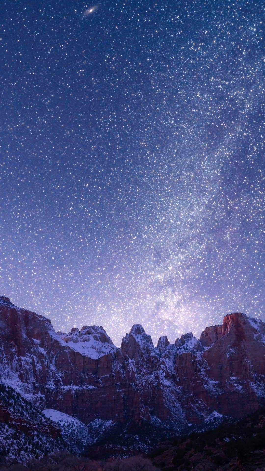 Discoveryのインスタグラム：「The Milky Way illuminates Utah’s red mountains dusted in snow 🌌 See more of Utah’s magestic mountains tonight on Mystery at #BlindFrogRanch 10p ET/PT.」