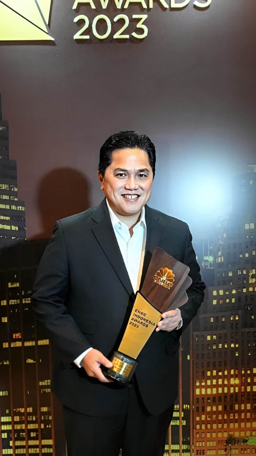 エリック・トヒルのインスタグラム：「Terima kasih untuk CNBC yang telah memberi penghargaan Best Leader for SOE Transformation di CNBC Awards 2023.  Tranformasi BUMN bisa kami lakukan karena kerja keras para direksi dan talenta BUMN dalam 4 tahun terakhir.  Penghargaan ini menjadi penambah semangat kami untuk terus memberikan kontribusi kepada masyarakat dan negara 🇮🇩」