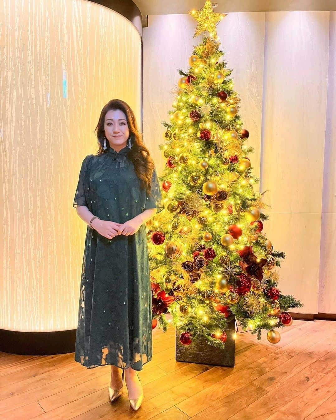 野々村友紀子さんのインスタグラム写真 - (野々村友紀子Instagram)「なんと🎄✨ あの渡部篤郎さんと2人きりでお話させてもらいました！  本日23:00〜フジテレビ【トークィーンズ】  事前取材で、銀座のウルフギャングというステキなお店を渡部さん自らセッティングしてくださるということで、そりゃ張り切るしかないでしょう！ご覧ください。精一杯のお洒落✨  私のここ一番の「よそいき」といえばハリウッド女優なりきりシリーズ👍今回はキャサリン・ゼダ・ジョーンズをイメージしてメイクさんも張り切ってくれました。  ちなみに前回はハリウッドザコシショウの事前取材でシャロンストーン風に。 ザコシから渡部篤郎さんまで、、幅が広すぎる、、😭  あっという間の2時間でたくさんお話を聞いて、スタジオでも渡部さんが普段見せない新たな面がいろいろ見つかりましたのでぜひご覧ください！ かっこいいし紳士やし、痺れますよー⚡️  もう一つの見どころとしては、 事前取材で私が渡部さんの落ち着いた大人の魅力に圧倒されすぎて、めっちゃ声が小さくなって見たことないくらいしっとりしているところです😭 恥ず！！  衣装はこちら↓ ★取材ロケ　 ドレス　@kana.dress.official  ブレスレット&ピアス　@abiste_official   ★スタジオ トップス　@wildlily_daikanyama  スカート　@libbyandrose_official ピアス&グリーンリング　@abiste_official  パープルリング　@grossejapan」12月14日 11時09分 - nonomura_yukiko