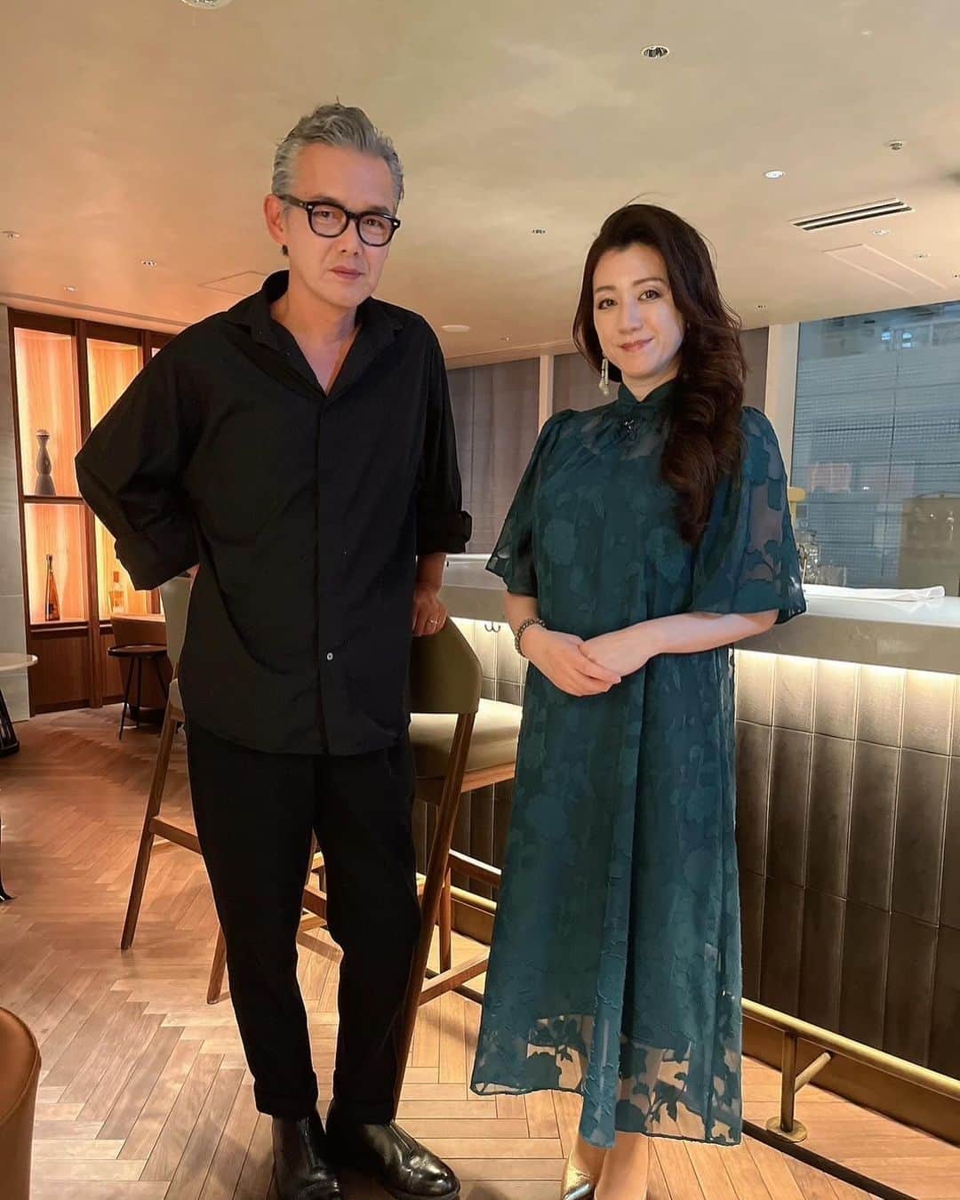 野々村友紀子のインスタグラム：「なんと🎄✨ あの渡部篤郎さんと2人きりでお話させてもらいました！  本日23:00〜フジテレビ【トークィーンズ】  事前取材で、銀座のウルフギャングというステキなお店を渡部さん自らセッティングしてくださるということで、そりゃ張り切るしかないでしょう！ご覧ください。精一杯のお洒落✨  私のここ一番の「よそいき」といえばハリウッド女優なりきりシリーズ👍今回はキャサリン・ゼダ・ジョーンズをイメージしてメイクさんも張り切ってくれました。  ちなみに前回はハリウッドザコシショウの事前取材でシャロンストーン風に。 ザコシから渡部篤郎さんまで、、幅が広すぎる、、😭  あっという間の2時間でたくさんお話を聞いて、スタジオでも渡部さんが普段見せない新たな面がいろいろ見つかりましたのでぜひご覧ください！ かっこいいし紳士やし、痺れますよー⚡️  もう一つの見どころとしては、 事前取材で私が渡部さんの落ち着いた大人の魅力に圧倒されすぎて、めっちゃ声が小さくなって見たことないくらいしっとりしているところです😭 恥ず！！  衣装はこちら↓ ★取材ロケ　 ドレス　@kana.dress.official  ブレスレット&ピアス　@abiste_official   ★スタジオ トップス　@wildlily_daikanyama  スカート　@libbyandrose_official ピアス&グリーンリング　@abiste_official  パープルリング　@grossejapan」