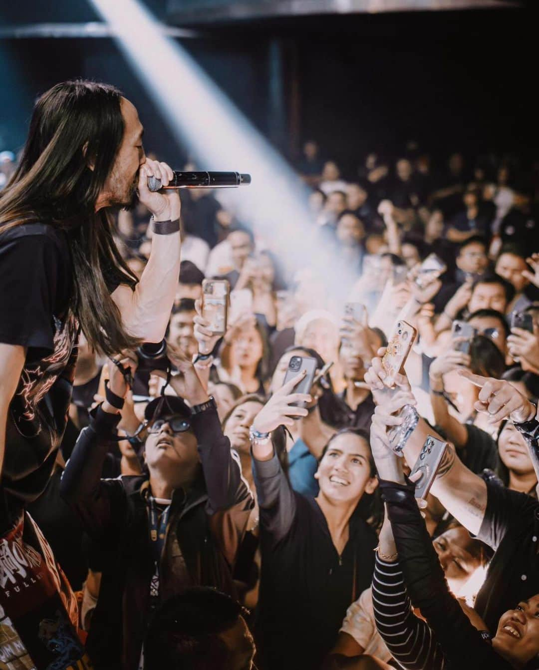 スティーヴ・アオキさんのインスタグラム写真 - (スティーヴ・アオキInstagram)「Jakarta! Opened up @phantom.jkt played a bunch of new ids and classic Aoki Traxx for all the fans. Had to dig for songs I rarely play but so worth it when everyone’s singjng. & the 🎂 were 💣. ❤️ 🇮🇩」12月14日 11時09分 - steveaoki