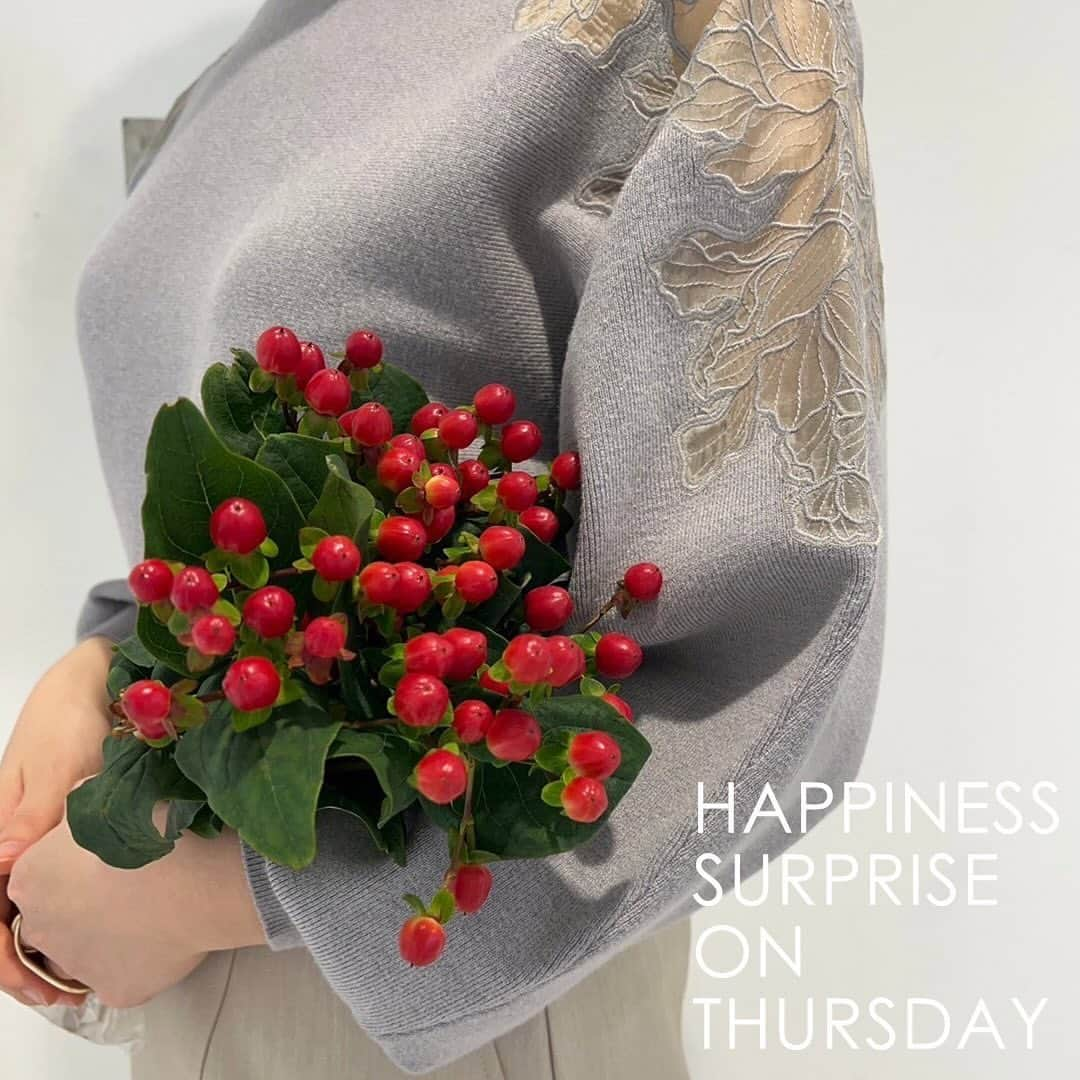 ラグナムーンさんのインスタグラム写真 - (ラグナムーンInstagram)「・ 本日 木曜日は HAPPINESS SURPRISE ON THURSDAY  LAGUNAMOONより "HAPPINESS"と"SURPRISE"を 全SHOPにて先着順で季節の生花をプレゼント！ ※ジェイアール名古屋タカシマヤ店は未開催 となりますのでご了承下さい。  【 本日のお花は ヒペリカム】  花言葉 「きらめき」  何気ない日が特別な日に変わる by LAGUNAMOON ＿＿＿＿＿＿＿  #HappinessSurpriseOnThursday #LAGUNAMOON #lagunamoon_com」12月14日 11時05分 - lagunamoon_com