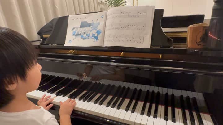 アレクサンダーのインスタグラム：「可愛いやつ❤️  カゲトラ  #ピアノ #練習 #6才　 #fuerza  #リビング #グランドピアノ」