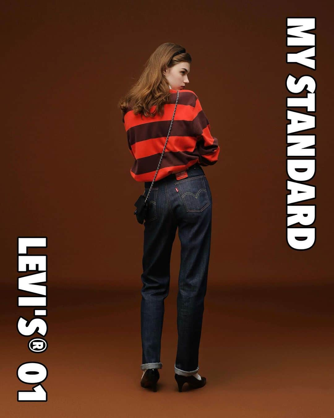 CLUÉLmagazineさんのインスタグラム写真 - (CLUÉLmagazineInstagram)「. LEVI’SⓇ MY STANDARD 【今、穿きたいのはこの10本！】 《リーバイス》、愛すべき永遠のスタンダード👖📖  ✔︎No.01 model：701Ⓡ “マリリン・モンローも愛したハイウエスト&美シルエット”  まず始めにピックアップしたのは、1934年に生まれた初めての女性用5ポケットジーンズ701Ⓡ。かのマリリン・モンローも着用したと言われているこのモデルは、ハイウエストで曲線的なフィットが女性らしい一本。 オーセンティックな幅広いストレートはとても力強く、美しく映えるシルエットが魅力的！ ボーイッシュな王道アメカジでさらっと着こなして。  #levis  from vol.96 ・・・・・・・・・・・・・・・・・・・・・・・・・・・  #cluel #クルーエル #cluelmagazine #クルーエル女子 #fashion #ファッション好き #ファッション雑誌 #おしゃれ #グッドガール #冬コーデ #リーバイス #denim #デニム #デニムコーデ #701 #levis701 #ハイウエストデニム #マリリンモンロー #モンローデニム #ラガーシャツ #アメカジ #ボーイッシュ女子 #シンプルが好き  こちらのアカウントもフォローしてね！ @cluel_homme @navys_magazine」12月14日 11時13分 - cluelmagazine