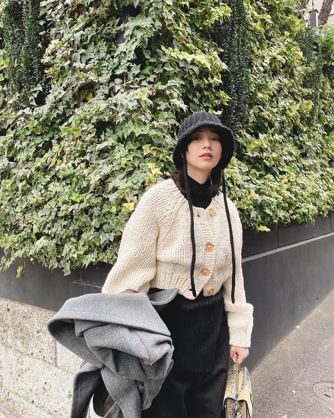 のん（能年玲奈）のインスタグラム：「すっかり冬だねーー 白ニット大好き🎄  #fashion」