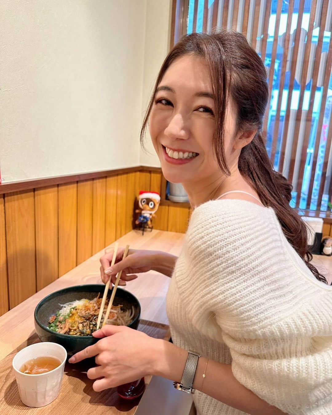 穂川果音のインスタグラム：「最近よく、ラーメンってどれくらいの頻度で食べてるのー？と聞かれるのですが、深夜は外食ラーメンは週1くらいで、あとはカップ麺で我慢してます🍜 昼間だと週1くらい  最近は寒いから担々麺率が上がってきてるよ〜♡  ちなみに、写真は湯河原で食べたまぜ麺です🤤  #麺が好き　#麺活　#ラーメン好き　#むしろ小麦粉が好きなのかもしれない　#japaneseramen」