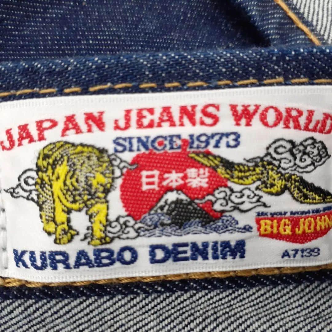 BIG JOHNさんのインスタグラム写真 - (BIG JOHNInstagram)「BIGJOHN  【純国産50周年記念スペシャル限定MODEL　⭐⭐⭐】  こんにちはPLANNERのKIMURAです。  日本で初めてデニムの生地が作られたのが1973年。 それまでアメリカから輸入したデニム生地しか日本には存在しなかった。  アメリカから輸入された生地は織り傷や粗悪な生地がほとんどで、当日のビッグジョンは頭を悩ませていました。  そんな中､倉敷紡績株式会社(現クラボウ)の技術者と､ビッグジョンが､試行錯誤を繰り返してどこにも負けない【高品質の日本初デニム生地】を完成させました。  そのデニム生地を使って ビッグジョンが日本で初めて純国産ジーンズを発売したのが､今年50周年目を迎えます。 それを記念して超スペシャルな限定モデルを発売します❕❕  14oz KURABO SELVAGE　DENIM生地に 京都の手捺染の工場で一枚一枚、手刷りで3色 刷っては乾かし左右で6版刷ります。 プリントするだけでもとても時間がかかる作業です。  そしてどこにどのプリントが入るか？ 考えながら、一枚一枚、丁寧に裁断して行きます。 これも気の遠くなる作業で、私とパタンナ-の山本さんと二人で作業しました。  他メーカ-さんもバナーデニムが有りますが、 ここまでこだわったものはビッグジョンだけだと 思います。  刺繍でシリアルナンバーを入れているので 世界でたった一点の限定物になります❕  12月16日(土)　発売開始❕  見ての通り一度見たら忘れられない BIGJOHNが追求する Quality Comes Firtstの精神が詰まったマスターピース をコレクションにいかがですか　m(._.)m  発売日当日は、私も児島本店で皆様のご来店をお待ちしています！    @bigjohnshop @bigjohntokyo @bigjohnosaka #ビッグジョン#ビッグジョン児島本店#BIGJHON#ビッグジョン大阪#ビッグジョン東京#ヴィンテージ#岡山#倉敷#児島#倉敷#デニム#セルビッジ#インディゴ#履き込み#穿き込み#jeans#Japanmade#denim#jeans#jeansfashion#brand#デニム#japan #drydenim #indigoinvitation #selvage #selvagedenim #rawdenim #経年変化 #国産 #kojima #365daysoffade #50th」12月14日 11時57分 - bigjohnjeans