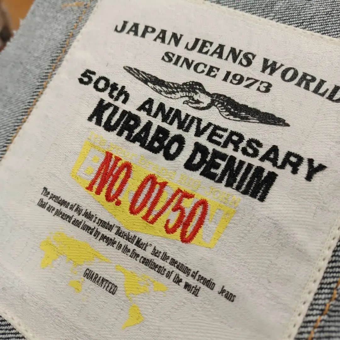 BIG JOHNさんのインスタグラム写真 - (BIG JOHNInstagram)「BIGJOHN  【純国産50周年記念スペシャル限定MODEL　⭐⭐⭐】  こんにちはPLANNERのKIMURAです。  日本で初めてデニムの生地が作られたのが1973年。 それまでアメリカから輸入したデニム生地しか日本には存在しなかった。  アメリカから輸入された生地は織り傷や粗悪な生地がほとんどで、当日のビッグジョンは頭を悩ませていました。  そんな中､倉敷紡績株式会社(現クラボウ)の技術者と､ビッグジョンが､試行錯誤を繰り返してどこにも負けない【高品質の日本初デニム生地】を完成させました。  そのデニム生地を使って ビッグジョンが日本で初めて純国産ジーンズを発売したのが､今年50周年目を迎えます。 それを記念して超スペシャルな限定モデルを発売します❕❕  14oz KURABO SELVAGE　DENIM生地に 京都の手捺染の工場で一枚一枚、手刷りで3色 刷っては乾かし左右で6版刷ります。 プリントするだけでもとても時間がかかる作業です。  そしてどこにどのプリントが入るか？ 考えながら、一枚一枚、丁寧に裁断して行きます。 これも気の遠くなる作業で、私とパタンナ-の山本さんと二人で作業しました。  他メーカ-さんもバナーデニムが有りますが、 ここまでこだわったものはビッグジョンだけだと 思います。  刺繍でシリアルナンバーを入れているので 世界でたった一点の限定物になります❕  12月16日(土)　発売開始❕  見ての通り一度見たら忘れられない BIGJOHNが追求する Quality Comes Firtstの精神が詰まったマスターピース をコレクションにいかがですか　m(._.)m  発売日当日は、私も児島本店で皆様のご来店をお待ちしています！    @bigjohnshop @bigjohntokyo @bigjohnosaka #ビッグジョン#ビッグジョン児島本店#BIGJHON#ビッグジョン大阪#ビッグジョン東京#ヴィンテージ#岡山#倉敷#児島#倉敷#デニム#セルビッジ#インディゴ#履き込み#穿き込み#jeans#Japanmade#denim#jeans#jeansfashion#brand#デニム#japan #drydenim #indigoinvitation #selvage #selvagedenim #rawdenim #経年変化 #国産 #kojima #365daysoffade #50th」12月14日 11時57分 - bigjohnjeans