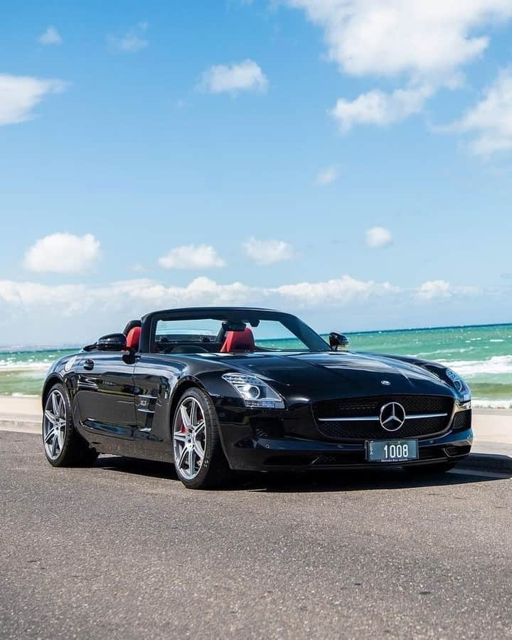 メルセデス・ベンツのインスタグラム：「Pause a moment to appreciate this fascinating view!  📷 @fast_lanephotography for #MBfanphoto  #MercedesBenz #MercedesSLS」