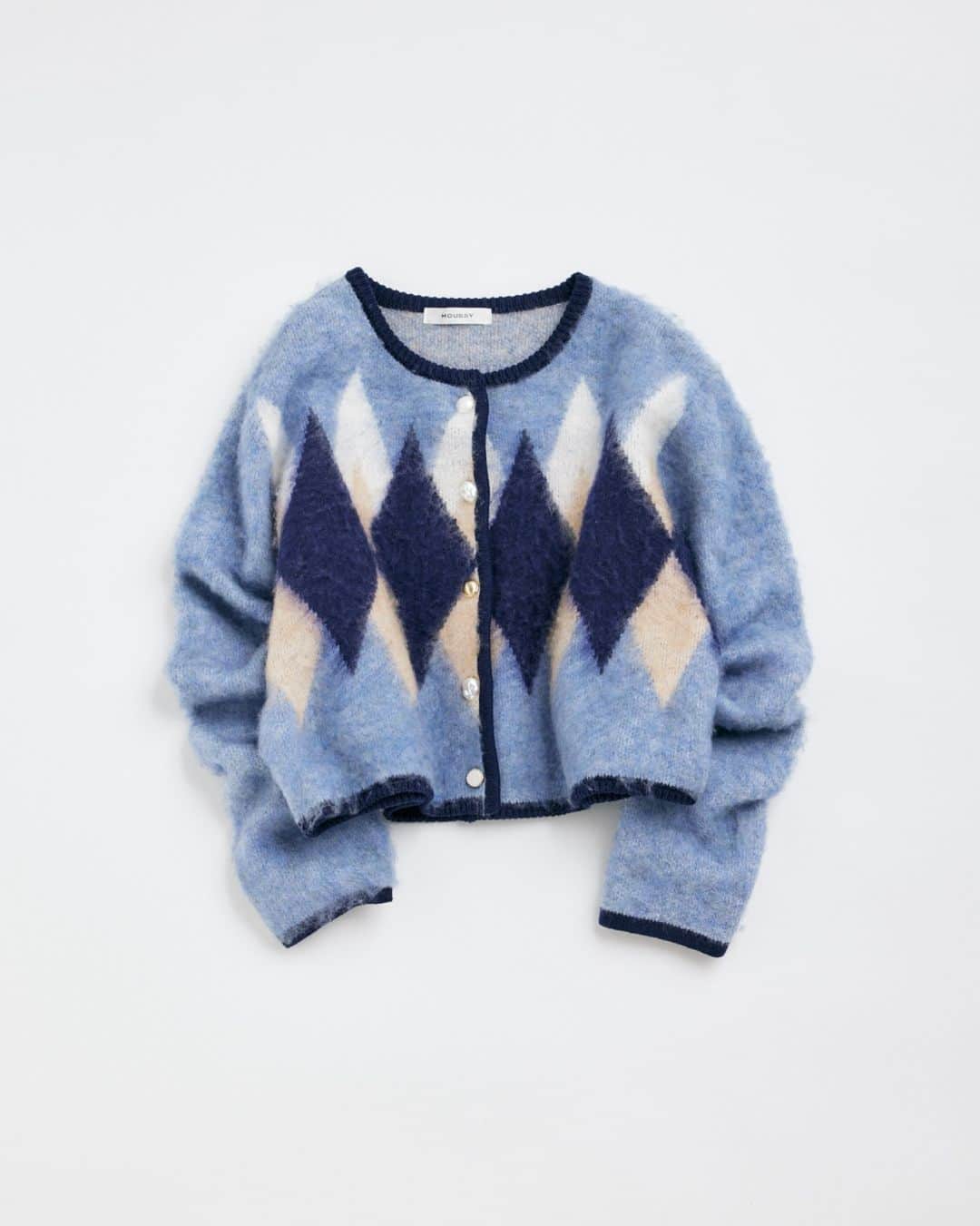 マウジーのインスタグラム：「Recommend.  ARGYLE SHAGGY CARDIGAN(010GA270-6450) 配色縁取りがポイントのノーカラーカーデ。 ふわふわと起毛した編地がかわいらしく、素材と形の異なる4種類のボタンがアクセントになった1枚。 全国のMOUSSY店舗／SHEL’TTER WEBSTORE／ZOZOTOWNにて発売中。  #MOUSSY」