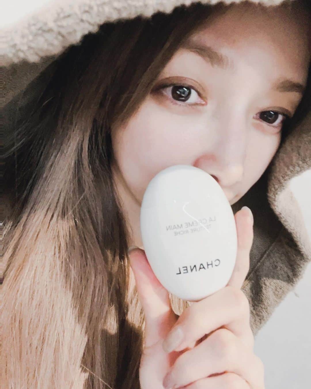 後藤真希のインスタグラム：「写真集ramusでお世話になった編集の皆さんから♡CHANELってだけで気分上がる⤴️ いつもありがとうございます♪  ／ 📢 『後藤真希 LIVE&TALK 2024 ～まかろん♡わごん～』 2月4日（日）開催！！🚐💓✨ ＼  #ramus #chanel  #まかろん♡#わごん #後藤真希 #後藤真希live2024」