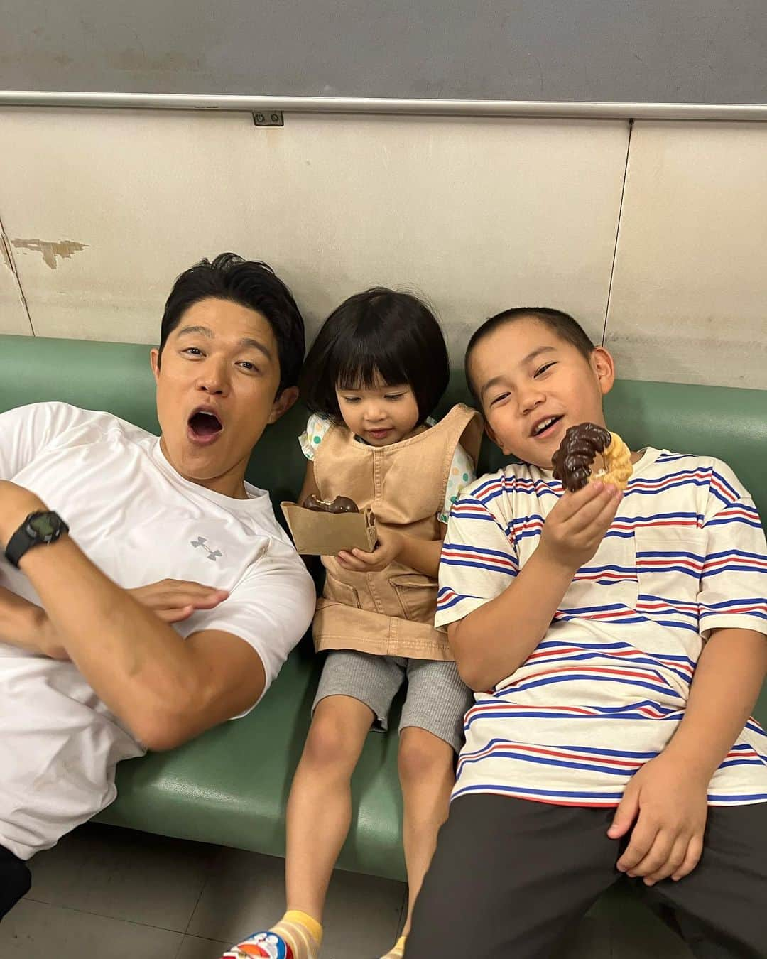 下剋上球児さんのインスタグラム写真 - (下剋上球児Instagram)「🍩  未出しオフショット 仲良し親子3人組✨  #下剋上球児 第1〜3話と最新話は#TVer で配信中✨ #UNEXTparaviコーナー では全話配信中✨  #tbs #日曜劇場 #下剋上球児 #12月17日よる9時最終話放送」12月14日 12時14分 - gekokujo_kyuji