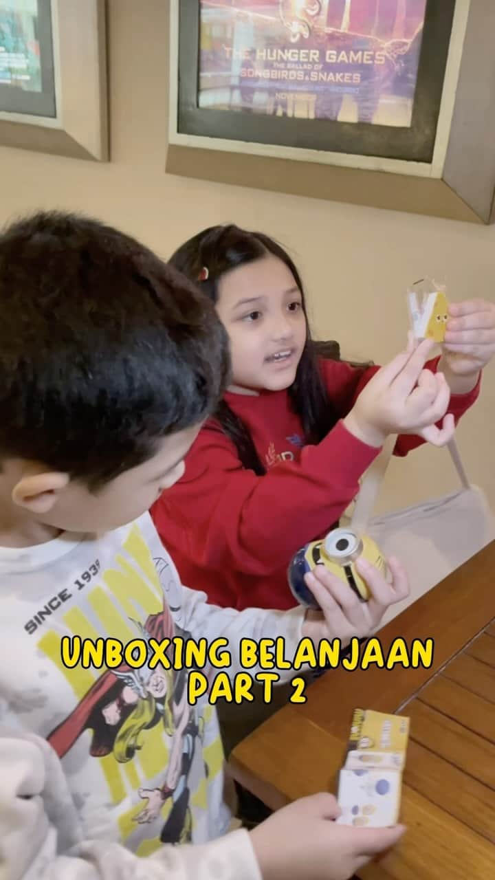 Keluarga A5のインスタグラム：「ini lanjutan-nya guys, unboxing belanjaan Part 2.. siapa yang belanjanya paling banyak nih?🤩 hehe」