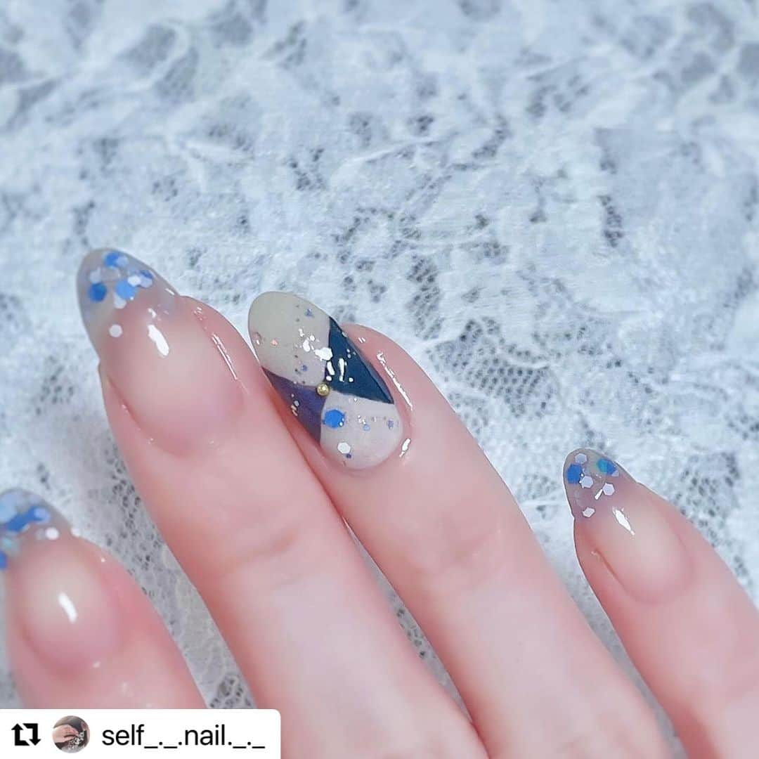 【PLANET NAIL（プラネット ネイル）】公式さんのインスタグラム写真 - (【PLANET NAIL（プラネット ネイル）】公式Instagram)「✰✰✰✰✰✰✰✰✰✰✰✰ PLANET Girl🪐 @self_._.nail._._ さま♡  カレンちゃんと言えばCute&Pink🩷なんだけど 今回はいつもと違うCool&Blue🩵💙  しかも指先にアーガイルだなんて なんて素敵なの🥺✨  ぜひぜひみなさまもいつもと違う自分を 楽しんでみてね😍😍😍 ╍ ╍ ╍ ╍ ╍ ╍ ╍ ╍ ╍ ╍ ╍ ╍  アーガイルネイル🩵💙  　最近、ふと、ブルー系のネイルやってないなあ、、と  　思ってブルーでまとめたアーガイルネイルに🩵  　使用ポリッシュᝰ✍︎꙳⋆ ———————————— @gene_tokyo デニムブルー　   ニュアンスパープル @pa_nail ワンダーネイルRWN-12 @planet.jp PLB26 天飛ぶ光の羽衣    PLB32 アルタイルの時光 _____________________  　　　　　   親指.薬指  _________ 　RWN-12を2度塗り🤍  　デニムブルーとニュアンスブルーで  　ダイヤの半分♦️を細筆で描く🎨  　アルタイルの時光でラインを引く🪄  　中心にゴールドのスタッズ付ける✨ 　　　　　  　人差し指.中指.小指  _________________ 　天飛ぶ光の羽衣で爪先にグラデーション🪽  　スポンジを使うとやりやすいです🧽♡  　　　　　  　　　　　 　アーガイルネイル、初めてやってみたけど、かわいい🥺  　頭良さそうにみえる🤓✍️（発言がバカっぽい？笑  　　　　　 　他の色でやっても可愛いだろうな〜わたしの秋の定番ネイルになりそう💅  　　　　　 　　　　　  　　　　　 　そして爪にヒビが入ってしまったので  　全体的に短くしました😷  　ショートネイルも好きなのでこの期間も楽しみます💅✨  　　　　　 　　　　　　　　　　  　　　　　  #selfnail #selfnails  #nailart #naildesign #instanails #nailstagram #polish #polishnail #nailpolish #セルフネイル #ポリッシュネイル #ネイルポリッシュ #ポリッシュ #マニキュア #手元クラブ #geneネイル #ワンダーネイル #プラネットネイル #planet_jp #天飛ぶ光の羽衣 #アルタイルの時光 #アーガイルネイル #秋ネイル #autumnnails #ラメネイル部」12月14日 12時24分 - planet.jp