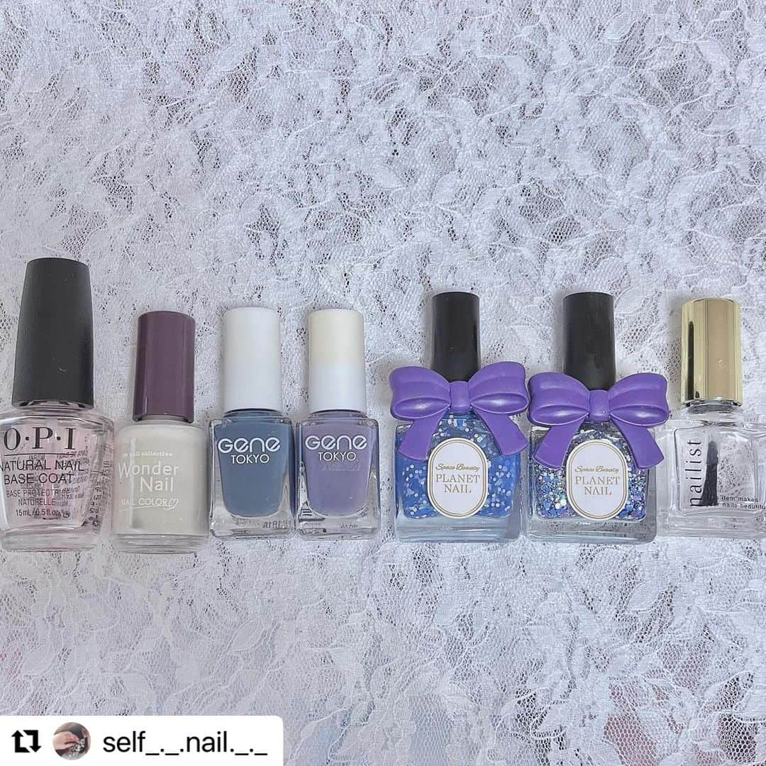 【PLANET NAIL（プラネット ネイル）】公式さんのインスタグラム写真 - (【PLANET NAIL（プラネット ネイル）】公式Instagram)「✰✰✰✰✰✰✰✰✰✰✰✰ PLANET Girl🪐 @self_._.nail._._ さま♡  カレンちゃんと言えばCute&Pink🩷なんだけど 今回はいつもと違うCool&Blue🩵💙  しかも指先にアーガイルだなんて なんて素敵なの🥺✨  ぜひぜひみなさまもいつもと違う自分を 楽しんでみてね😍😍😍 ╍ ╍ ╍ ╍ ╍ ╍ ╍ ╍ ╍ ╍ ╍ ╍  アーガイルネイル🩵💙  　最近、ふと、ブルー系のネイルやってないなあ、、と  　思ってブルーでまとめたアーガイルネイルに🩵  　使用ポリッシュᝰ✍︎꙳⋆ ———————————— @gene_tokyo デニムブルー　   ニュアンスパープル @pa_nail ワンダーネイルRWN-12 @planet.jp PLB26 天飛ぶ光の羽衣    PLB32 アルタイルの時光 _____________________  　　　　　   親指.薬指  _________ 　RWN-12を2度塗り🤍  　デニムブルーとニュアンスブルーで  　ダイヤの半分♦️を細筆で描く🎨  　アルタイルの時光でラインを引く🪄  　中心にゴールドのスタッズ付ける✨ 　　　　　  　人差し指.中指.小指  _________________ 　天飛ぶ光の羽衣で爪先にグラデーション🪽  　スポンジを使うとやりやすいです🧽♡  　　　　　  　　　　　 　アーガイルネイル、初めてやってみたけど、かわいい🥺  　頭良さそうにみえる🤓✍️（発言がバカっぽい？笑  　　　　　 　他の色でやっても可愛いだろうな〜わたしの秋の定番ネイルになりそう💅  　　　　　 　　　　　  　　　　　 　そして爪にヒビが入ってしまったので  　全体的に短くしました😷  　ショートネイルも好きなのでこの期間も楽しみます💅✨  　　　　　 　　　　　　　　　　  　　　　　  #selfnail #selfnails  #nailart #naildesign #instanails #nailstagram #polish #polishnail #nailpolish #セルフネイル #ポリッシュネイル #ネイルポリッシュ #ポリッシュ #マニキュア #手元クラブ #geneネイル #ワンダーネイル #プラネットネイル #planet_jp #天飛ぶ光の羽衣 #アルタイルの時光 #アーガイルネイル #秋ネイル #autumnnails #ラメネイル部」12月14日 12時24分 - planet.jp