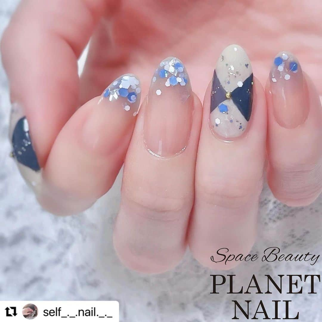 【PLANET NAIL（プラネット ネイル）】公式さんのインスタグラム写真 - (【PLANET NAIL（プラネット ネイル）】公式Instagram)「✰✰✰✰✰✰✰✰✰✰✰✰ PLANET Girl🪐 @self_._.nail._._ さま♡  カレンちゃんと言えばCute&Pink🩷なんだけど 今回はいつもと違うCool&Blue🩵💙  しかも指先にアーガイルだなんて なんて素敵なの🥺✨  ぜひぜひみなさまもいつもと違う自分を 楽しんでみてね😍😍😍 ╍ ╍ ╍ ╍ ╍ ╍ ╍ ╍ ╍ ╍ ╍ ╍  アーガイルネイル🩵💙  　最近、ふと、ブルー系のネイルやってないなあ、、と  　思ってブルーでまとめたアーガイルネイルに🩵  　使用ポリッシュᝰ✍︎꙳⋆ ———————————— @gene_tokyo デニムブルー　   ニュアンスパープル @pa_nail ワンダーネイルRWN-12 @planet.jp PLB26 天飛ぶ光の羽衣    PLB32 アルタイルの時光 _____________________  　　　　　   親指.薬指  _________ 　RWN-12を2度塗り🤍  　デニムブルーとニュアンスブルーで  　ダイヤの半分♦️を細筆で描く🎨  　アルタイルの時光でラインを引く🪄  　中心にゴールドのスタッズ付ける✨ 　　　　　  　人差し指.中指.小指  _________________ 　天飛ぶ光の羽衣で爪先にグラデーション🪽  　スポンジを使うとやりやすいです🧽♡  　　　　　  　　　　　 　アーガイルネイル、初めてやってみたけど、かわいい🥺  　頭良さそうにみえる🤓✍️（発言がバカっぽい？笑  　　　　　 　他の色でやっても可愛いだろうな〜わたしの秋の定番ネイルになりそう💅  　　　　　 　　　　　  　　　　　 　そして爪にヒビが入ってしまったので  　全体的に短くしました😷  　ショートネイルも好きなのでこの期間も楽しみます💅✨  　　　　　 　　　　　　　　　　  　　　　　  #selfnail #selfnails  #nailart #naildesign #instanails #nailstagram #polish #polishnail #nailpolish #セルフネイル #ポリッシュネイル #ネイルポリッシュ #ポリッシュ #マニキュア #手元クラブ #geneネイル #ワンダーネイル #プラネットネイル #planet_jp #天飛ぶ光の羽衣 #アルタイルの時光 #アーガイルネイル #秋ネイル #autumnnails #ラメネイル部」12月14日 12時24分 - planet.jp