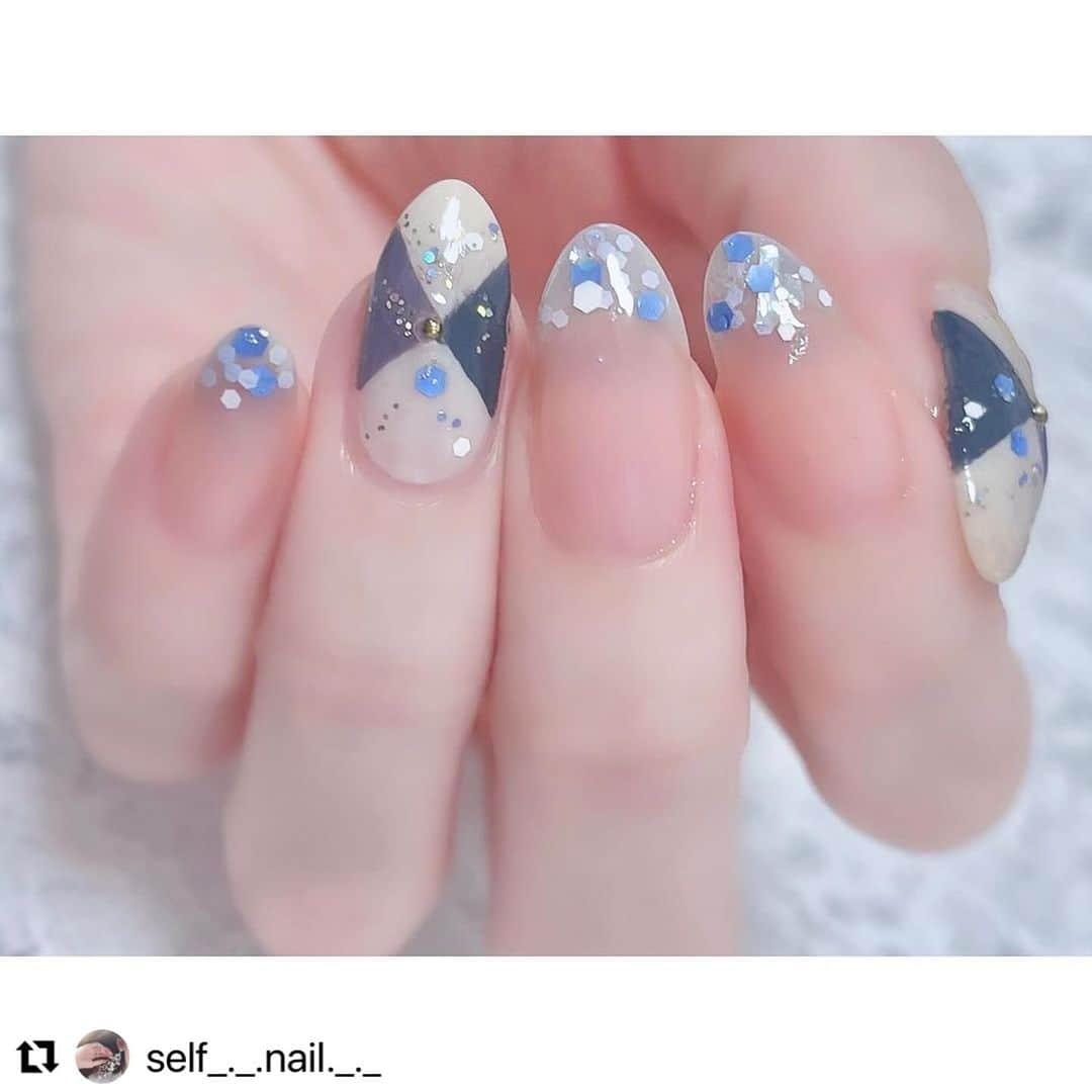 【PLANET NAIL（プラネット ネイル）】公式さんのインスタグラム写真 - (【PLANET NAIL（プラネット ネイル）】公式Instagram)「✰✰✰✰✰✰✰✰✰✰✰✰ PLANET Girl🪐 @self_._.nail._._ さま♡  カレンちゃんと言えばCute&Pink🩷なんだけど 今回はいつもと違うCool&Blue🩵💙  しかも指先にアーガイルだなんて なんて素敵なの🥺✨  ぜひぜひみなさまもいつもと違う自分を 楽しんでみてね😍😍😍 ╍ ╍ ╍ ╍ ╍ ╍ ╍ ╍ ╍ ╍ ╍ ╍  アーガイルネイル🩵💙  　最近、ふと、ブルー系のネイルやってないなあ、、と  　思ってブルーでまとめたアーガイルネイルに🩵  　使用ポリッシュᝰ✍︎꙳⋆ ———————————— @gene_tokyo デニムブルー　   ニュアンスパープル @pa_nail ワンダーネイルRWN-12 @planet.jp PLB26 天飛ぶ光の羽衣    PLB32 アルタイルの時光 _____________________  　　　　　   親指.薬指  _________ 　RWN-12を2度塗り🤍  　デニムブルーとニュアンスブルーで  　ダイヤの半分♦️を細筆で描く🎨  　アルタイルの時光でラインを引く🪄  　中心にゴールドのスタッズ付ける✨ 　　　　　  　人差し指.中指.小指  _________________ 　天飛ぶ光の羽衣で爪先にグラデーション🪽  　スポンジを使うとやりやすいです🧽♡  　　　　　  　　　　　 　アーガイルネイル、初めてやってみたけど、かわいい🥺  　頭良さそうにみえる🤓✍️（発言がバカっぽい？笑  　　　　　 　他の色でやっても可愛いだろうな〜わたしの秋の定番ネイルになりそう💅  　　　　　 　　　　　  　　　　　 　そして爪にヒビが入ってしまったので  　全体的に短くしました😷  　ショートネイルも好きなのでこの期間も楽しみます💅✨  　　　　　 　　　　　　　　　　  　　　　　  #selfnail #selfnails  #nailart #naildesign #instanails #nailstagram #polish #polishnail #nailpolish #セルフネイル #ポリッシュネイル #ネイルポリッシュ #ポリッシュ #マニキュア #手元クラブ #geneネイル #ワンダーネイル #プラネットネイル #planet_jp #天飛ぶ光の羽衣 #アルタイルの時光 #アーガイルネイル #秋ネイル #autumnnails #ラメネイル部」12月14日 12時24分 - planet.jp