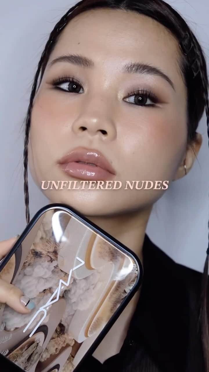 M·A·C Cosmetics Hong Kongのインスタグラム：「派對妝容參考 - 微燻酷眼妝👀⚡️ 混搭 #MAC色藝眼影盤 ：沙漠暖棕嘅霧光灰 x 閃爍銅 x 淺桃金 加上眼尾分叉黝黑眼線，塑出又酷又帥嘅Soft rock效果 一眨眼，電力火速直升💯🤩  Product featured: Connect in Color 專業色藝12色眼影盤：沙漠暖棕 - HK$495 Eye Kohl Liner 絲滑濃黑眼線筆 in Smolder - HK$190 #MACConnectInColour #MACHongKong #Regram from salmonhuman  Party Inspo - Eye-conic soft rock look 👀⚡️ Mix and match the cozy grey, warm radiant copper and amber lights on Connect in Color: Unfiltered Nudes whilst defining your eye with Eye Kohl Liner for a stunning party eye look that rocks the stage! 💯🤩」