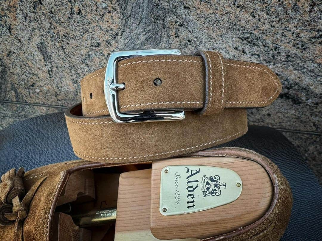 ラコタハウスさんのインスタグラム写真 - (ラコタハウスInstagram)「THE LAKOTA HOUSE ORIGINAL SUEDE HARNESS BUCKLE BELT  LHB-002 MATERIAL: SUEDE COLOR: SNUFF BUCKLE WIDTH: 32mm  各種お問い合わせは、プロフィール欄記載リンクのLINEをご利用ください。  #alden #aldenshoes #thelakotahouse #suede #オールデン #ラコタハウス #スエード」12月14日 12時29分 - thelakotahouse