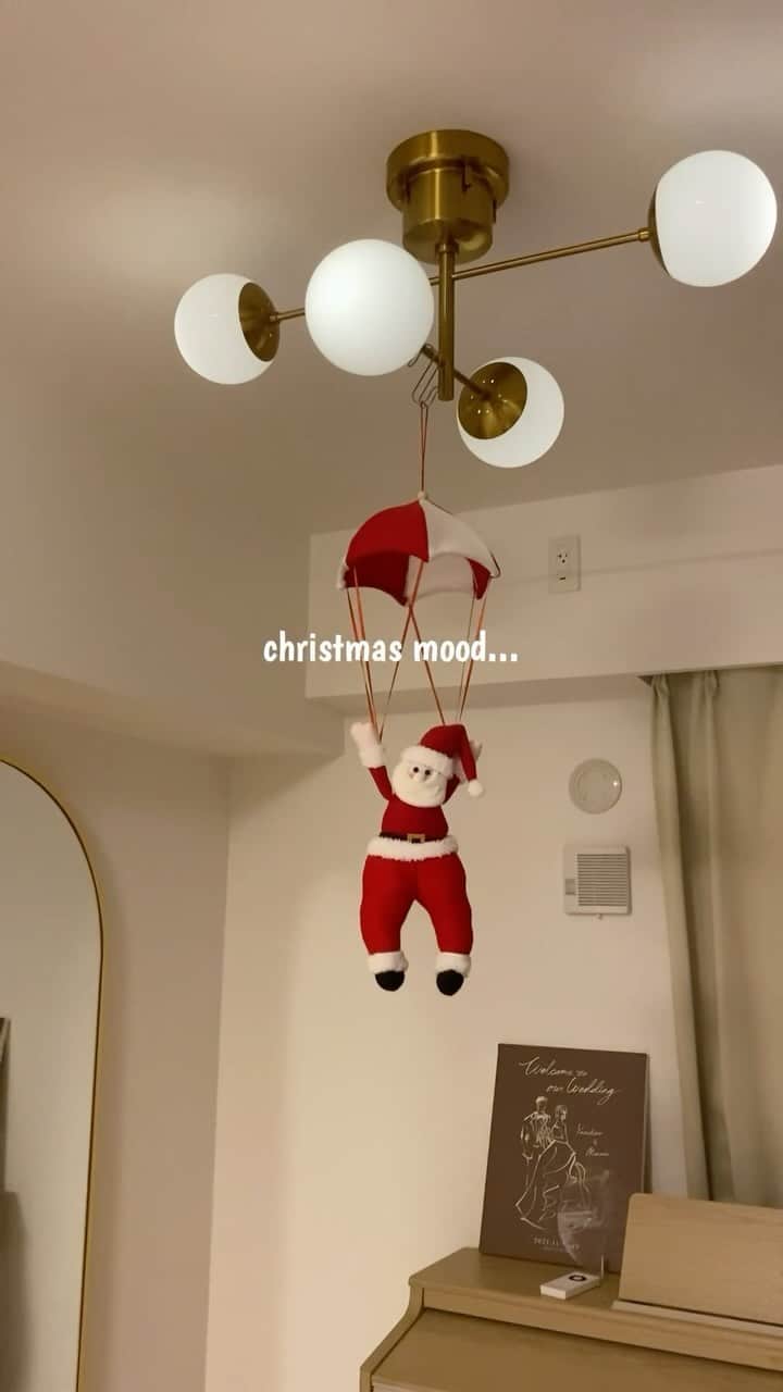 平木愛美のインスタグラム：「christmas mood.. ♥️  ストーリーズでどこのですかと反響頂いていたので、、こちらのサンタさんリールにしてみたよ🫶 フィードにのこすのは期間限定かも、、  みんなはどんなクリスマス過ごすのー？🎄」