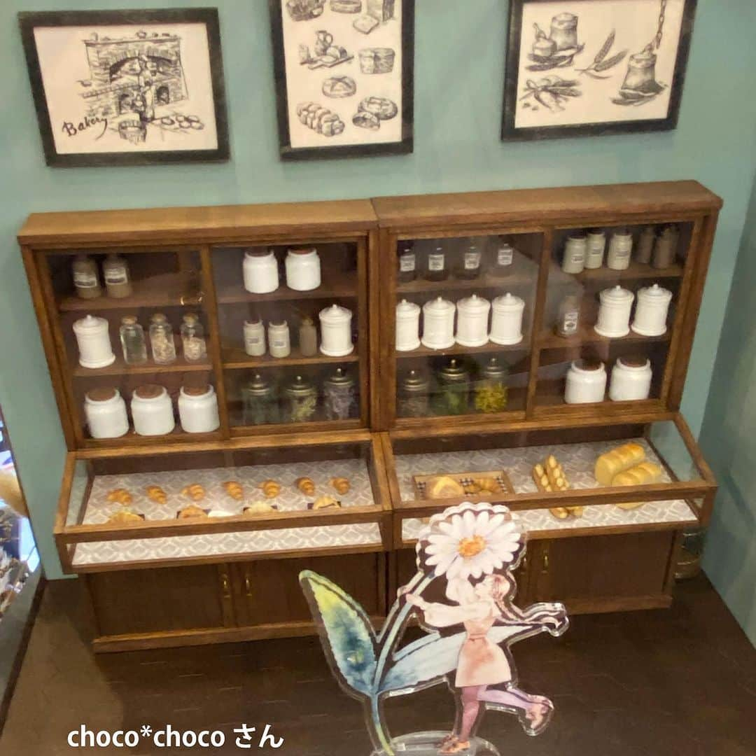 miya(ミヤマアユミ)さんのインスタグラム写真 - (miya(ミヤマアユミ)Instagram)「ミニチュアアート展2023ありがとうございました！  とても楽しかったので、かなり長文の感想レポblogを書きました。夜頃に公開予定です。ご興味ある方はよろしければご覧ください。  昨年の大阪ミニチュアアート展で一際胸を打たれた @nunus_house さんのアイスクリーム屋さん🍨 東京に戻ったら絶対アイスの絵を描こう！と、刺激を受けてできたイラストがなんとモニターに！ イラストがNunu's Houseさんの世界に存在していて感激しました。一生の思い出です。 2枚目の動画、隣の方が「かわいい！」と指している指がちょうど入って小ささが伝わりやすいです👈  アクリルスタンドは、ミニチュア作品と並べて飾ってもらいたいという想いもあり、1/12サイズに近くなるように作っていたのですが、ミニチュアの世界に入れたようでとても楽しかったです🌷 撮らせて頂いた写真を一部ご紹介します。載せきれなかった分はFANBOX blogにも掲載します。(全体公開です)  【掲載作品】 Nunu's Houseさん @nunus_house  Bonne Chance*yuriさん @bonnechance_yuri  イシバシエレクトロニクスさん @ishibashi.electronics  minetteさん @miniature_minette  MiyuSuKoさん @miyusuko  tété*テテ*さん @miko_tete  choco*chocoさん @choco2hisano  miniature roroさん @miniature_roro   公式アカウント @miniature_art01   ありがとうございました！  #ミニチュアアート展2023 #ミニチュア   #アクリルスタンド #アクスタ #アクリルキーホルダー  #artwork #art #illust #illustration #draw #illustrator #イラスト #イラストレーター #icecream #ピンク #アイスクリーム」12月14日 12時36分 - miya78pic