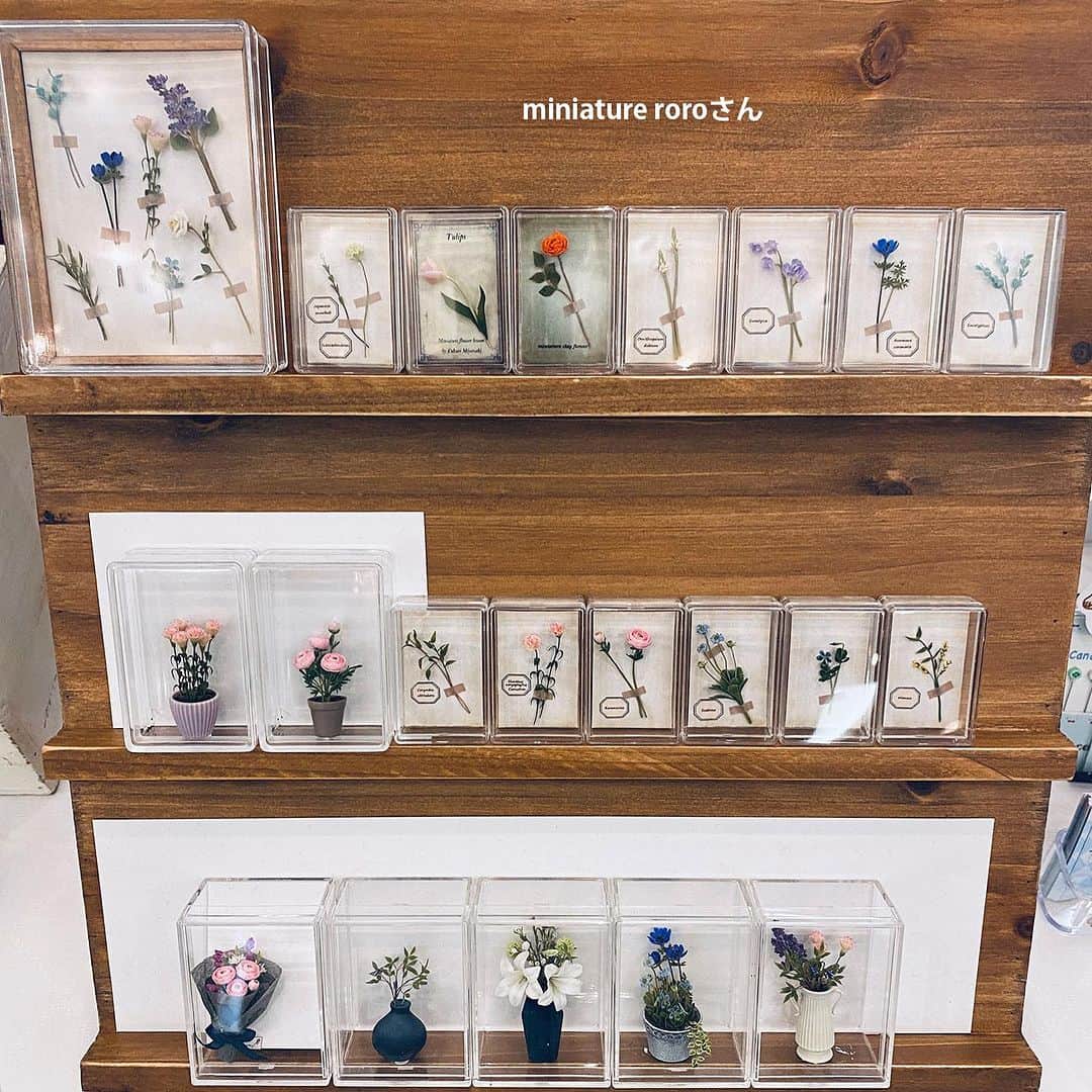 miya(ミヤマアユミ)さんのインスタグラム写真 - (miya(ミヤマアユミ)Instagram)「ミニチュアアート展2023ありがとうございました！  とても楽しかったので、かなり長文の感想レポblogを書きました。夜頃に公開予定です。ご興味ある方はよろしければご覧ください。  昨年の大阪ミニチュアアート展で一際胸を打たれた @nunus_house さんのアイスクリーム屋さん🍨 東京に戻ったら絶対アイスの絵を描こう！と、刺激を受けてできたイラストがなんとモニターに！ イラストがNunu's Houseさんの世界に存在していて感激しました。一生の思い出です。 2枚目の動画、隣の方が「かわいい！」と指している指がちょうど入って小ささが伝わりやすいです👈  アクリルスタンドは、ミニチュア作品と並べて飾ってもらいたいという想いもあり、1/12サイズに近くなるように作っていたのですが、ミニチュアの世界に入れたようでとても楽しかったです🌷 撮らせて頂いた写真を一部ご紹介します。載せきれなかった分はFANBOX blogにも掲載します。(全体公開です)  【掲載作品】 Nunu's Houseさん @nunus_house  Bonne Chance*yuriさん @bonnechance_yuri  イシバシエレクトロニクスさん @ishibashi.electronics  minetteさん @miniature_minette  MiyuSuKoさん @miyusuko  tété*テテ*さん @miko_tete  choco*chocoさん @choco2hisano  miniature roroさん @miniature_roro   公式アカウント @miniature_art01   ありがとうございました！  #ミニチュアアート展2023 #ミニチュア   #アクリルスタンド #アクスタ #アクリルキーホルダー  #artwork #art #illust #illustration #draw #illustrator #イラスト #イラストレーター #icecream #ピンク #アイスクリーム」12月14日 12時36分 - miya78pic