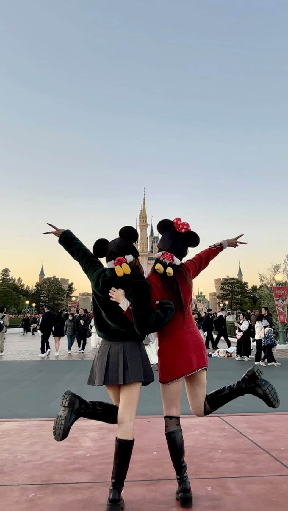 みみのインスタグラム：「ねえお酒飲も🎶しか言わない限界独身女のクリスマスディズニー⭐️」