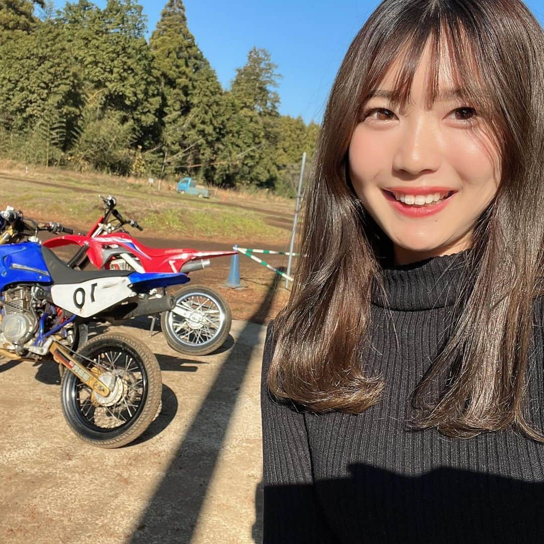 竹川由華のインスタグラム：「今日は休みだったのでフラッドダートを走りに行ってきました🏍️ 　1人だったら人見知りでなかなか行けなかったんだけど一緒になおさんが行ってくださったから本当に心強かったです✨ 　まだまだ下手っぴだけどすごくたのしかった〜✨  走りに行ったら山根選手と遭遇しました！ 　本当に走りがカッコ良すぎて私は口開けて間抜け顔で凝視してました😂 　コース走ってる時も私は下手っぴなんだけど紳士的に待って抜いていってくれて安心してコース走行することができました✨ 　もっともっと運転上手くなりたいからたくさん走らないとね☺️  #休日の過ごし方　#休日　#バイク女子　#バイク　#bike #biker #bikegirl  #オフロード　#フラットダート」