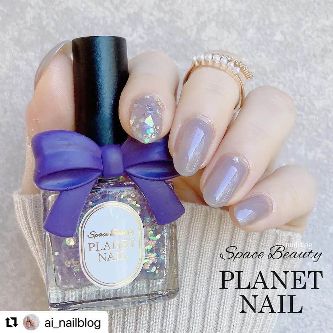 【PLANET NAIL（プラネット ネイル）】公式のインスタグラム：「✰✰✰✰✰✰✰✰✰✰ PLANET Girl🪐 @ai_nailblog さま♡  もぉー🥺また可愛いやん😮‍💨💜と 思わずため息をついてしまう。。✨ 冬のラベンダーもめちゃあり💜 可愛さも妖艶さも持ち合わせてるって こんな最高なことないな♡ ╍ ╍ ╍ ╍ ╍ ╍ ╍ ╍ ╍ ╍ ╍ ╍ ・・・ . ラベンダー×ラメネイル꙳ ⁡ ラベンダーとパープル系のシアーラメで いい感じに馴染んだ☺︎ ⁡ ラメを重ねるだけでキラッキラだし 透明感も上がる😎🫶🏻 ⁡ ୨ෆ୧┈┈┈┈┈┈┈┈┈┈┈┈┈┈┈┈┈┈┈┈┈┈୨ෆ୧ ✎プラネットネイル( @planet.jp ) ・38 ユニヴェールの足跡 ⁡ ✎ネイルエス( @s____official ) ・lavender　island ୨ෆ୧┈┈┈┈┈┈┈┈┈┈┈┈┈┈┈┈┈┈┈┈┈┈୨ෆ୧ ⁡ #プラネットネイル #プラネットガール #planetnail  #ラメネイル部  #ネイルエス #nails #ラベンダーネイル #ラメネイル  #透明感ネイル #冬ネイル #ワンカラーネイル  #ネイルポリッシュ #新作コスメ #新作コスメ2023  #セルフネイル #selfnail #nailart #美甲 #셀프네일」