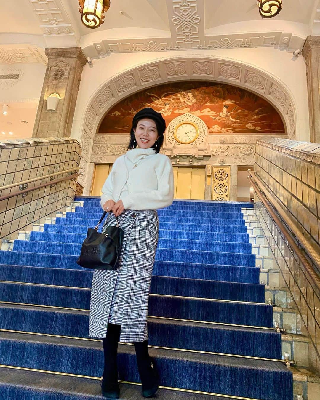 石岡麻奈美のインスタグラム：「1927年開業の美しい歴史的建造物でもあるホテルニューグランド。  山下公園の向かいにあり横浜港の眺めも綺麗です。  GHQのマッカーサーが何度か訪れたことは知ってましたが、新婚旅行でも宿泊されるとはさぞかし気に入られたのでしょうね。  皇族やイギリス王族など世界の賓客をお迎えしたこの場所で大階段に立つと、今日まで刻み続けているその特別な歴史の中に入り込んだような不思議な感覚になりました。  そして、、ランチにずっと気になっていたホテルニューグランド発祥のシーフードドリアをいただきました！  他にもナポリタンやプリンアラモードもこちらが発祥とのことで、ぜひ食べてみたいですね。」