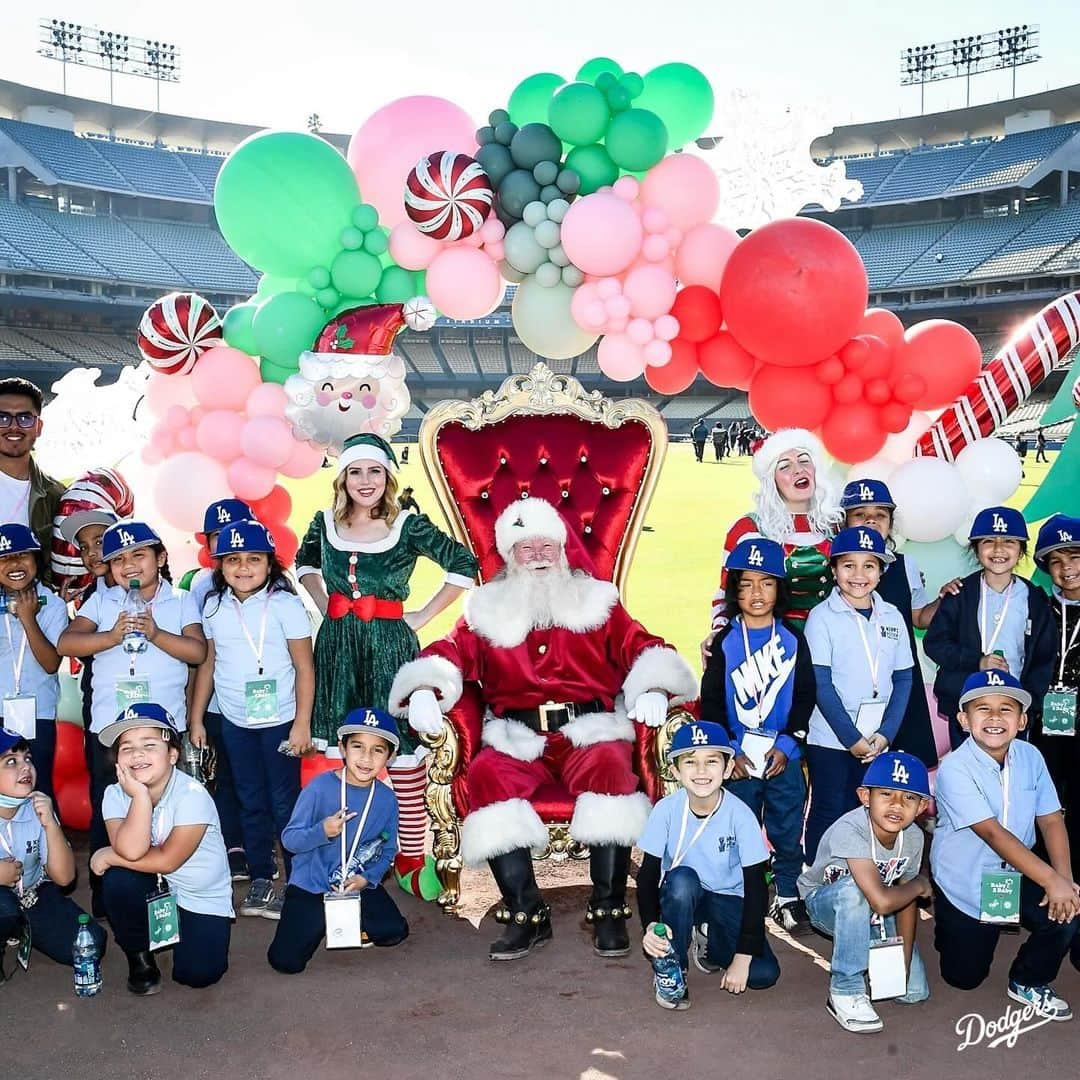 Los Angeles Dodgersさんのインスタグラム写真 - (Los Angeles DodgersInstagram)「The Dodgers, with @dodgersfoundation and @baby2baby, hosted 600 students from the Los Angeles area for a day filled with sledding, baseball drills and photos with Santa. Every child went home with a bag filled of essentials including warm clothing, soap, toys and more.」12月14日 12時47分 - dodgers