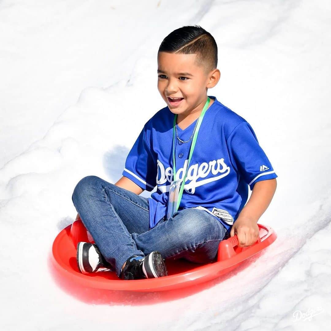 Los Angeles Dodgersさんのインスタグラム写真 - (Los Angeles DodgersInstagram)「The Dodgers, with @dodgersfoundation and @baby2baby, hosted 600 students from the Los Angeles area for a day filled with sledding, baseball drills and photos with Santa. Every child went home with a bag filled of essentials including warm clothing, soap, toys and more.」12月14日 12時47分 - dodgers