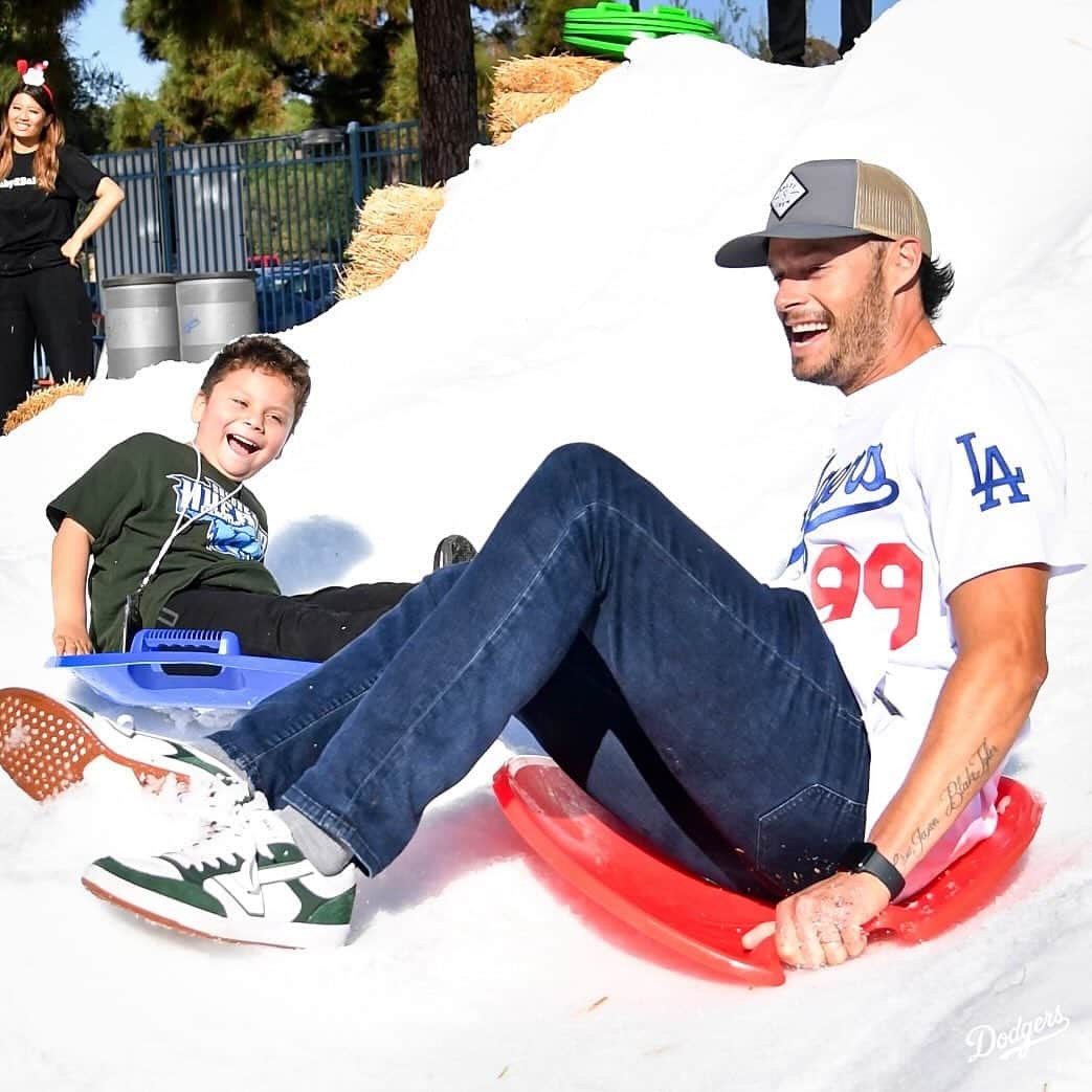 Los Angeles Dodgersのインスタグラム：「The Dodgers, with @dodgersfoundation and @baby2baby, hosted 600 students from the Los Angeles area for a day filled with sledding, baseball drills and photos with Santa. Every child went home with a bag filled of essentials including warm clothing, soap, toys and more.」