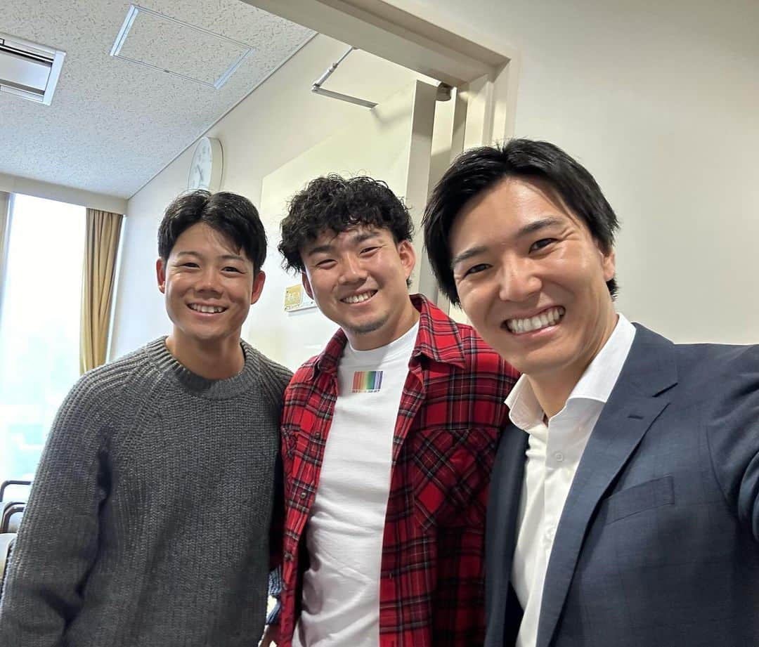 濱田隼さんのインスタグラム写真 - (濱田隼Instagram)「ドラゴンズの年末特番が放送決定！！  先日、会社に #小笠原慎之介 投手の姿が。 プライベートでも親交がある竜の勝ち頭は、会うたびに 笑顔で私をいじってきます。笑  番組では、#清水達也 投手 #勝野昌慶 投手 #松田亘哲 投手と共に、チームの裏話を大公開してくれるみたいです^_^  新年 辰年にむけて、大晦日はドラゴンズ祭ですよー！  #中日ドラゴンズ」12月14日 12時48分 - shun_hamada_nbn