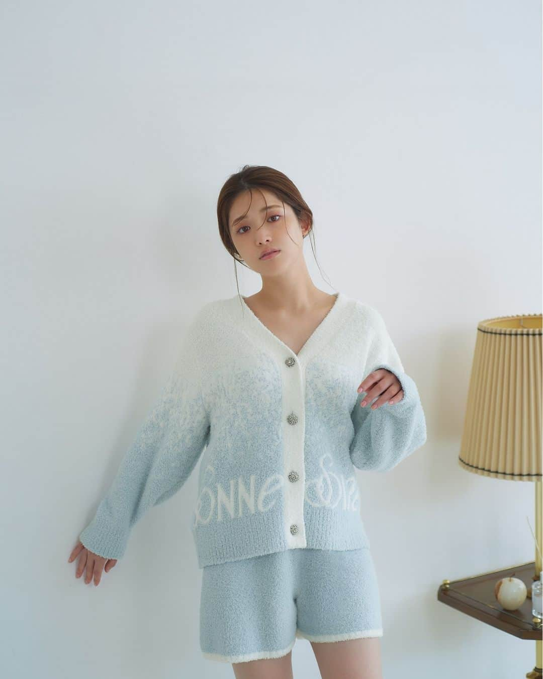 snidelさんのインスタグラム写真 - (snidelInstagram)「SNIDEL HOME HOLIDAY COLLECTION❄💙 feat. Sayuri Matsumura   節日系列讓您的內心充滿幸福的能量，輕輕邁向全新的自己！ 這一季，松村小百合穿上的單品將成為希望的燈塔，在蔚藍天空的映襯下閃耀著香檳金色的光芒。  為本季唯一的特殊日子準備的。 精緻的閃光照亮前路，讓夢想成真  SNIDEL HOME HOLIDAY COLLECTION✨️  SNIDEL HOME HOLIDAY ITEM🎄✨️ SHNT235026 Jacquard Knit Pullover SHNP235028 Jacquard Knit Shorts SHGG235130 Jacquard Knit Socks Color: RED SAX NVY Size: F  ━━━━━━━━━━━━━━ ✨商品優惠進行中 詳情請向店舖查詢或到網頁瀏覽 Link in Bio ✨ #SNIDEL #SNIDELHK #SNIDELHOME #OL #japanesestyle #japaneseclothe #winter #autumn #roomwear #pajama #shorts #pullover #socks @usagionline_hk」12月14日 13時02分 - snidelhk