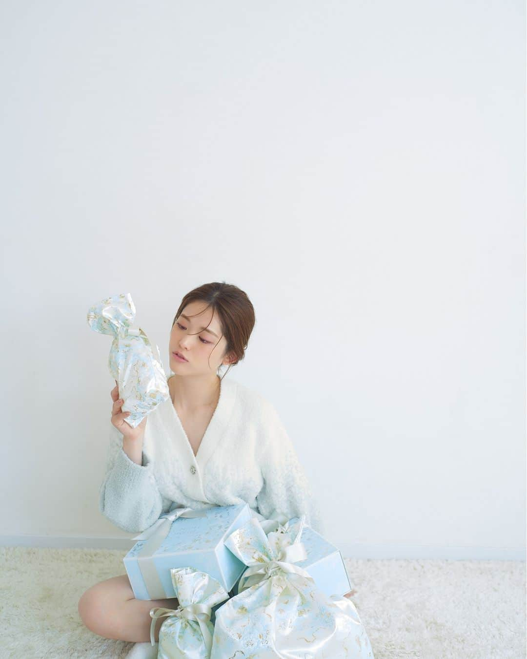 snidelのインスタグラム：「SNIDEL HOME HOLIDAY COLLECTION❄💙 feat. Sayuri Matsumura   節日系列讓您的內心充滿幸福的能量，輕輕邁向全新的自己！ 這一季，松村小百合穿上的單品將成為希望的燈塔，在蔚藍天空的映襯下閃耀著香檳金色的光芒。  為本季唯一的特殊日子準備的。 精緻的閃光照亮前路，讓夢想成真  SNIDEL HOME HOLIDAY COLLECTION✨️  SNIDEL HOME HOLIDAY ITEM🎄✨️ SHNT235026 Jacquard Knit Pullover SHNP235028 Jacquard Knit Shorts SHGG235130 Jacquard Knit Socks Color: RED SAX NVY Size: F  ━━━━━━━━━━━━━━ ✨商品優惠進行中 詳情請向店舖查詢或到網頁瀏覽 Link in Bio ✨ #SNIDEL #SNIDELHK #SNIDELHOME #OL #japanesestyle #japaneseclothe #winter #autumn #roomwear #pajama #shorts #pullover #socks @usagionline_hk」