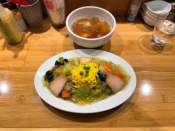 小野瀬雅生さんのインスタグラム写真 - (小野瀬雅生Instagram)「吉祥寺の吉昇亭で焼きそば小ワンタンスープセットウマウマウー☆長野県上田市の日昌亭や福昇亭の流れを汲む上田ソウルフードあんかけ焼きそば☆ルックスもバッチリ踏襲☆細めの縮れ麺を焼くのも☆甘めのあんかけであるのも同じです☆洗練されて丁寧な仕上がり☆ヒジョーにウマイ☆上田で食べてからこちらを食べられた巡り合わせに感謝☆卓上にはブレンド済みの酢からし☆これをかけるとあら不思議☆爽快な味わいに変化します☆酢からしマジック☆六文銭焼きそばと云う名称は初めて知ったけど☆これはファンになりました♫ #吉昇亭 #焼きそば #あんかけ焼きそば #六文銭焼きそば #吉祥寺 #小野瀬雅生 #onosemasao #ウマウマウー #上田市のソウルフード #細めの縮れ麺 #甘めのあんかけ #野菜たっぷり #ヒジョーにウマイ #酢からし #マジック #爽快な味わい #ファンになりました #焼きそばの果てしなき旅」12月14日 13時02分 - onosemasao