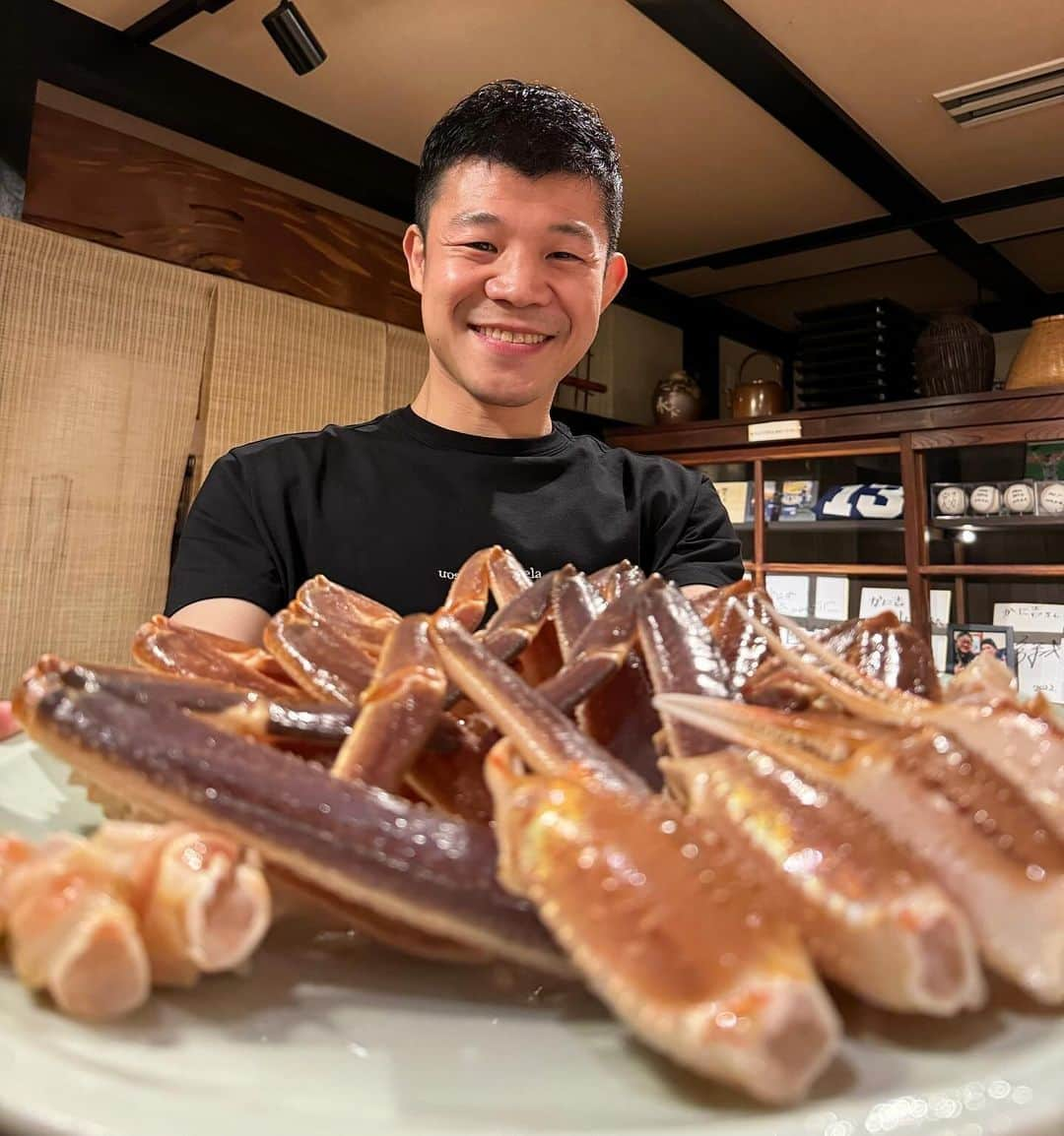 亀田興毅のインスタグラム：「今シーズンの初松葉蟹は、知る人ぞ知る鳥取の名店『かに吉』。大将は3150FIGHTの大ファン。蟹シーズンが終わったら3150FIGHTに観戦に来るらしい。大将が会場で横歩きしてたら声を掛けてあげてください笑。しかしうまかった…。 #かに吉 #3150FIGHT」