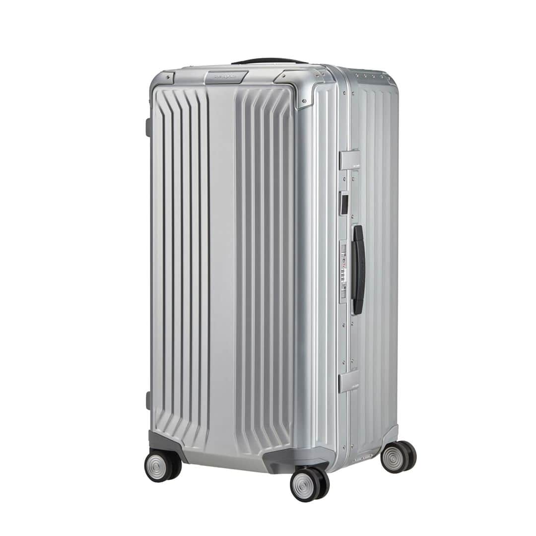 UOMOさんのインスタグラム写真 - (UOMOInstagram)「【大人のスーツケース】旅行シーズンの今が買い！　「サムソナイト」の人気シリーズに新作&限定カラーが登場  堅牢かつシンプルなデザインで人気のアルミ製トラベルコレクション「LITE-BOX ALU（ライトボックス アル）」から、新型のトランクタイプとグラデーションカラーの限定色「グラディエントアル」「グラディエントカッパー」が登場。  記事の続きはWEB UOMOで https://www.webuomo.jp/fashion/351563/  #PR #Samsonite #サムソナイト #スーツケース　　 #uomo #uomo_magazine #webuomo」12月14日 13時00分 - uomo_magazine