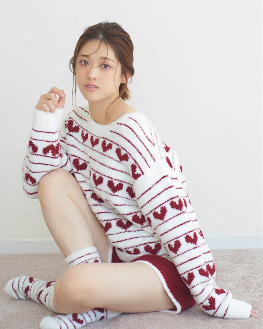 snidelさんのインスタグラム写真 - (snidelInstagram)「SNIDEL HOME HOLIDAY COLLECTION❄💙 feat. Sayuri Matsumura   節日系列讓您的內心充滿幸福的能量，輕輕邁向全新的自己！ 這一季，松村小百合穿上的單品將成為希望的燈塔，在蔚藍天空的映襯下閃耀著香檳金色的光芒。  為本季唯一的特殊日子準備的。 精緻的閃光照亮前路，讓夢想成真  SNIDEL HOME HOLIDAY COLLECTION✨️  SNIDEL HOME HOLIDAY ITEM🎄✨️ SHNT235026 Jacquard Knit Pullover SHNP235028 Jacquard Knit Shorts SHGG235130 Jacquard Knit Socks Color: RED SAX NVY Size: F  ━━━━━━━━━━━━━━ ✨商品優惠進行中 詳情請向店舖查詢或到網頁瀏覽 Link in Bio ✨ #SNIDEL #SNIDELHK #SNIDELHOME  #OL #japanesestyle #japaneseclothe #winter #autumn #roomwear #pajama #shorts #pullover #socks @usagionline_hk」12月14日 13時01分 - snidelhk