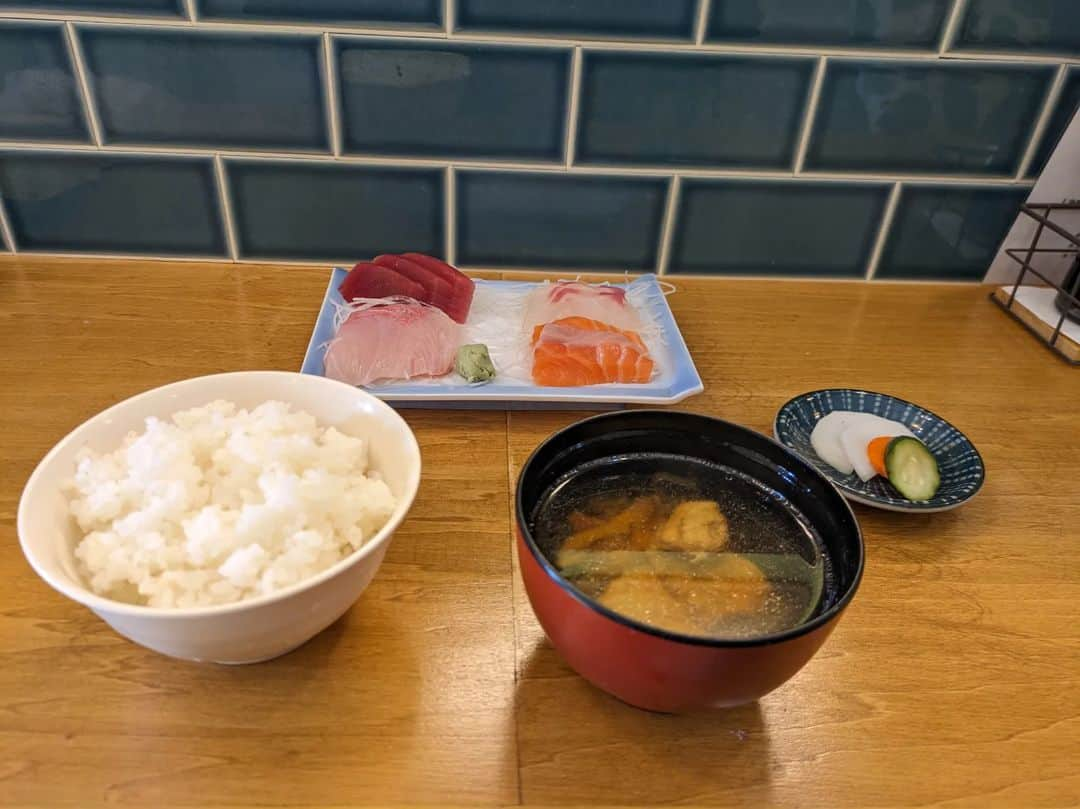 大和ヒロシさんのインスタグラム写真 - (大和ヒロシInstagram)「昼食は木更津市に在るひがしぐち・まるしぇ。  私が注文したのは刺身定食。  本当はコロッケ付きですが、揚げ物は食べないので事前に遠慮させていただきました。  ちなみに、ご飯のおかわりは一杯まで無料です。 #ひがしぐちまるしぇ #木更津市」12月14日 13時20分 - yamatohiroshi