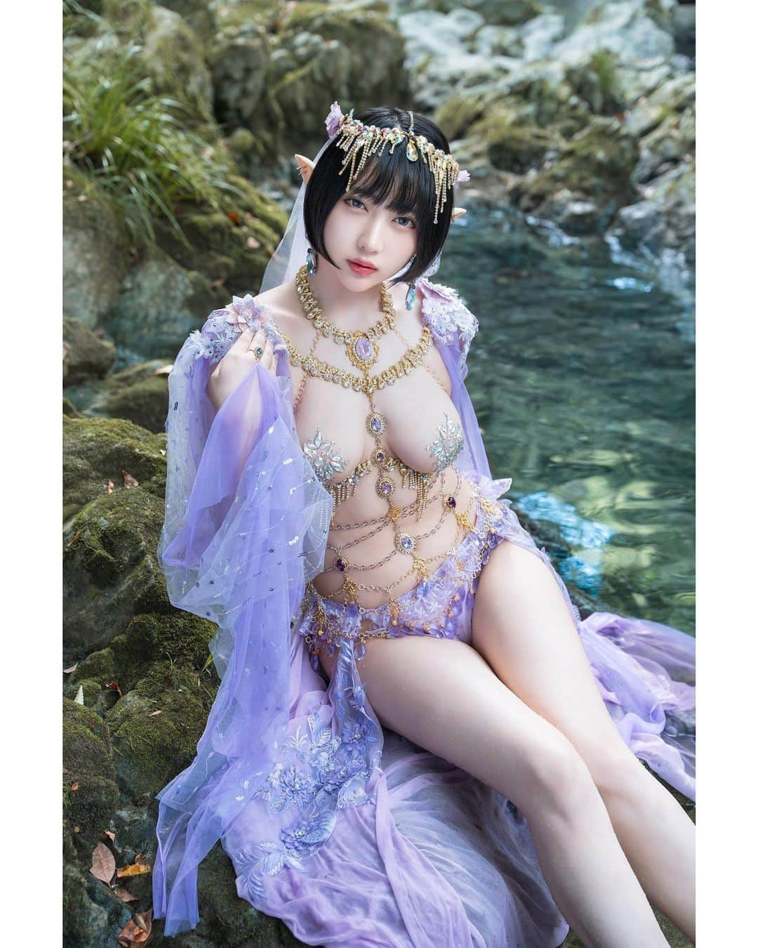 夏目響のインスタグラム：「森の奥に佇む、女王エルフ。🌿🌲 A queen elf standing deep in the forest. 一位精靈女王站在森林深處。✨ 숲 안쪽에 자리 잡은 여왕 엘프.🍃」