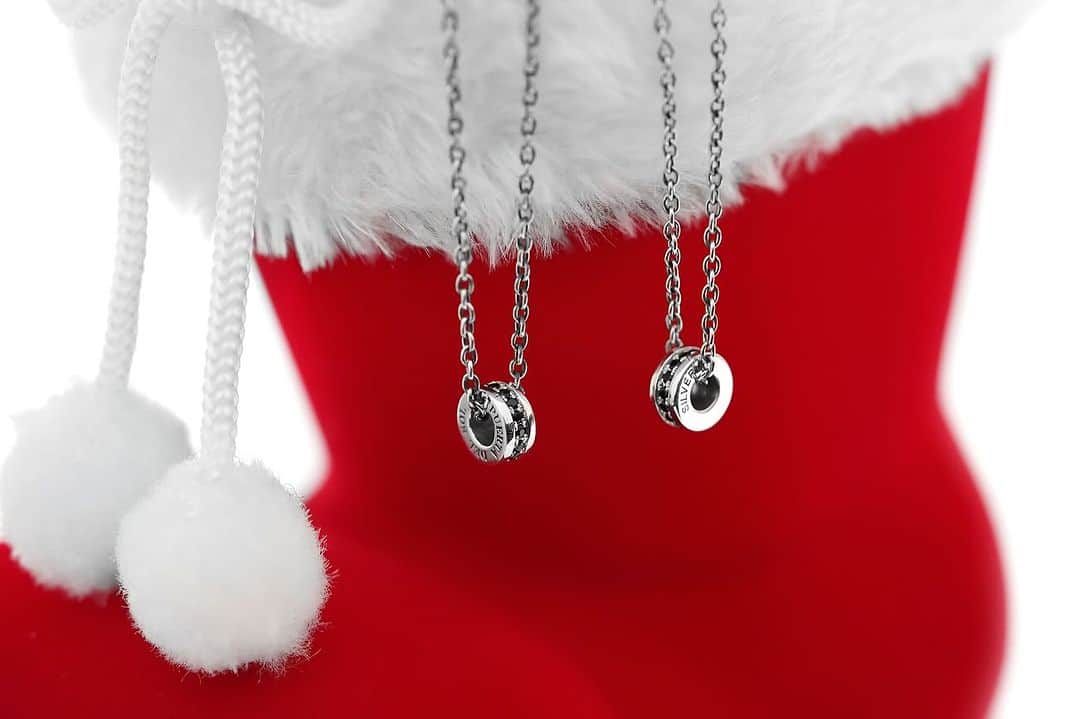 プエルタ・デル・ソルのインスタグラム：「✴︎ 【Eternity Ring Necklace】 途切れることなく並んでいるストーンが永遠を思わせるエタニティリングネックレス✴︎✴︎✴︎  オンラインストアと恵比寿店限定商品となります✴︎✴︎✴︎  NE1378BKCZ ¥22,000  #永遠 #エタニティ #eternity #エタニティリング #eternityring  #クリスマス #クリスマスプレゼント #PUERTADELSOL #プエルタ #プエルタデルソル #accessory  #jewelry #ジュエリー #アクセサリー #メンズアクセサリー #madeinjapan  #ギフト #gift  #恵比寿 /03-5489-9470 @puertadelsol_official」