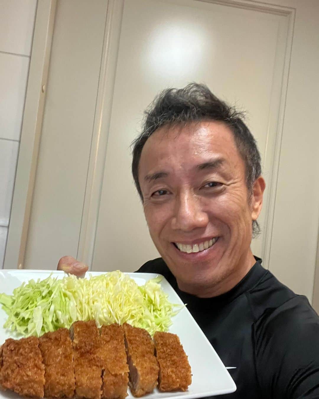 長渕剛さんのインスタグラム写真 - (長渕剛Instagram)「. 男自炊飯で、今日は、トンカツだあ😎」12月14日 13時30分 - tsuyoshi_nagabuchi
