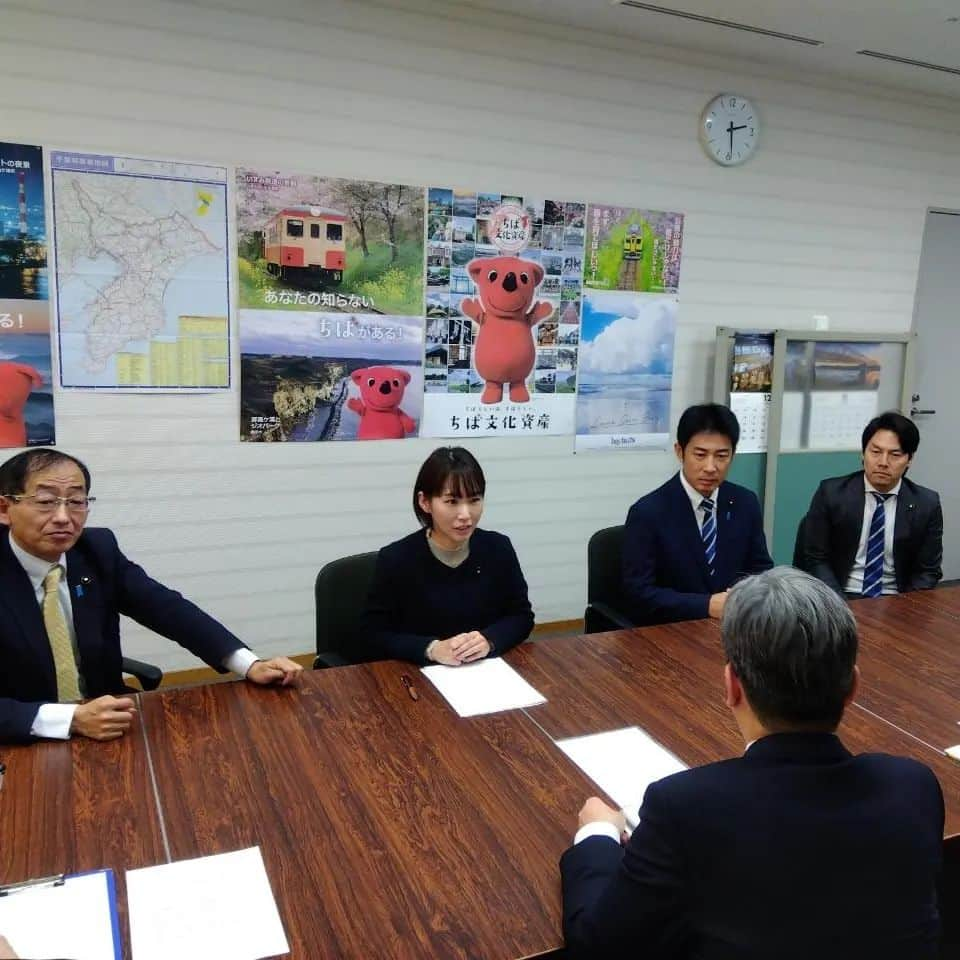 水野友貴さんのインスタグラム写真 - (水野友貴Instagram)「本日は千葉県多様性尊重条例案が付託されている総合企画企業常任委員会の傍聴へ。 多くのマスコミが駆け付け、傍聴者は抽選に。議員も11名が傍聴。 結果として、可決すべきが多数を占め、自民党の1委員のみ(他の自民党委員は賛成)が反対し、委員会では可決すべきとなりました。  我々の会派としてはこの間、勉強会、議会での質疑、総合企画部長への要望書など、ありとあらゆる形で行政へ働きかけや意見を申し上げ、理念条例でありつつも、この条例に則って今後、施策が展開されることからも、今後の施策策定・実行にあたっては県議会への丁寧な説明や協議を要望。  昨日、総合企画部長との協議にて了解を得た上で、我が会派は委員会で賛成としました。  後援会への説明やマスコミの取材に対しては、骨子案制定までの経緯を含め、自民党中心に協議されてきた内容でありながらも、自民党がまとまっていない状況や、多様性尊重に関する条例であるにも関わらず、物足りなさが見受けられる中でもリベラル系の政党は賛成をしていることなども含め、本来あるべき政策的議論とズレてしまっていることなどを指摘させていただきました。  #千葉県 #千葉県議会 #多様性 #千葉県議会議員」12月14日 13時39分 - mizunoyuuki