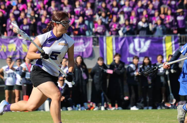立教大学さんのインスタグラム写真 - (立教大学Instagram)「#立教ニュース #アスリート #スポーツ 11月11日（土）～26日（日）に開催された「第14回ラクロス全日本大学選手権大会」で、体育会女子ラクロス部が準優勝しました。  女子ラクロスはフィールドを10人のプレーヤーが自由にかけまわり、ボールをゴールまで運んで点を競い合います。試合時間は、15分×4クォーターで行われます。 本大会は7つ（北海道/東北/関東/東海/関西/中国四国/九州）の学生リーグ戦優勝校と前年度優勝校地区のリーグ戦準優勝校の8校で争いました。  全国初戦は、ポジション関係なく23得点に全員が関わった試合でした。優勝や同リーグからの出場校との再選を見据え、新たな戦術を試す場として、この試合を組み立ていました。また、一年生の新戦力の活躍がゲームを大きく動かし、立教の新たな可能性を感じる試合にもなりました。  準決勝では、対戦相手が昨年の全国大会準決勝で敗れた相手でした。昨年は劣っていたフィジカル面での成長が甲を制し対等に戦っていました。また、準備してきた戦略が相手にはまり、立教が終始ゲームの主導権を握ることができた試合になりました。 守備面では、脅威となる選手を機能させず、相手の動きを誘導するディフェンスが光っていました。 攻撃面ではグラウンドを広く使った組み立てで相手を崩し得点に繋げるシーンが多く見られました。準備してきたものが万全に機能し、勝つことができた試合でした。  決勝戦では先制点をとり、前半戦はナイスディフェンスで相手の攻撃に耐えながら、少ないショットで得点し、一点リードで終えました。迎えた後半戦、一時は点差を4-1にまで引き離したものの、対戦相手にゲームの流れを取られ一気に同点。そしてラスト20秒で相手に点を許し逆転負となりました。  選手たちは、流れを自分たちのものにしきれなかった、チームとしてのゲーム感覚の弱さがこの展開を生んだのだと、振り返っていました。あと1点だったが、その1点の重さ、日本一までのあと一歩が何十歩も遠いと思い知らされた試合となりました。  【コメント】 現代心理学部映像身体学科3年次、女子ラクロス部 主将#16　DF 川端夏央さん 平素より多大なるご声援を賜りまして、この場をお借りして御礼申し上げます。誠にありがとうございます。 日本一をかけた全学決勝の舞台は、日本体育大学を相手に4対5、準優勝という結果で幕を閉じました。日本体育大学とは一部リーグ予選と関東決勝戦の2戦を交えており1勝1敗、互いに譲れない日本一決定戦でした。あと一歩及ばず、惜敗を喫しましたが、スタンドとフィールド、部員149名と応援してくださった全ての方のパワーが結集された善戦ぶりは心から胸を張れるものでした。また私たちは、革新的な組織で在り続ける覚悟を持って今シーズンのスタートを切り、前例のない挑戦を重ね、決勝の舞台に辿り着きました。この誇りを胸に、再び邁進してまいります。悔し涙は来年、日本一という結果で晴らします。 今後とも変わらぬご支援、ご声援のほどよろしくお願い致します。  （写真1枚目：©「立教スポーツ」編集部）  #立教大学 #立教 #立大 #rikkyo #rikkyouniversity #japanuniversity  #大学 #大学生 #大学生活 #大学受験 https://www.rikkyo.ac.jp/news/2023/12/mknpps000002dpux.html」12月14日 13時41分 - rikkyouniv