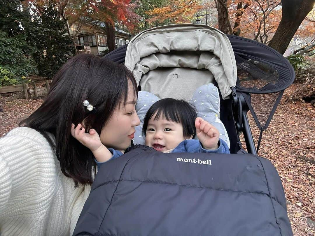 氷浦紫のインスタグラム：「久しぶりに友達と喋り倒してきた。弟くんはお腹すいたとか、暇！とかで抱っこしてあやしながら、ご飯食べさせたりとかして、何しに行ったのかってくらいいそがしかったけど、たまには何とか時間作って友達に会った方がいいわ〜ほんとに。 ただ生活してるだけなのにほんと育児に追われ過ぎて一瞬で時が過ぎていく〜💦 お兄ちゃんが早く帰ってくる週だから早々に戻ってきたよ……早。 まだ昼過ぎよ。 帰ったら洗濯物とかさ、家事が待ってるわけよ。出かけるのはいいんだけど家事は止まったまんまということだからこの後大変なり。  #ママあるある #生きてるだけで価値がある  #子育てママ」