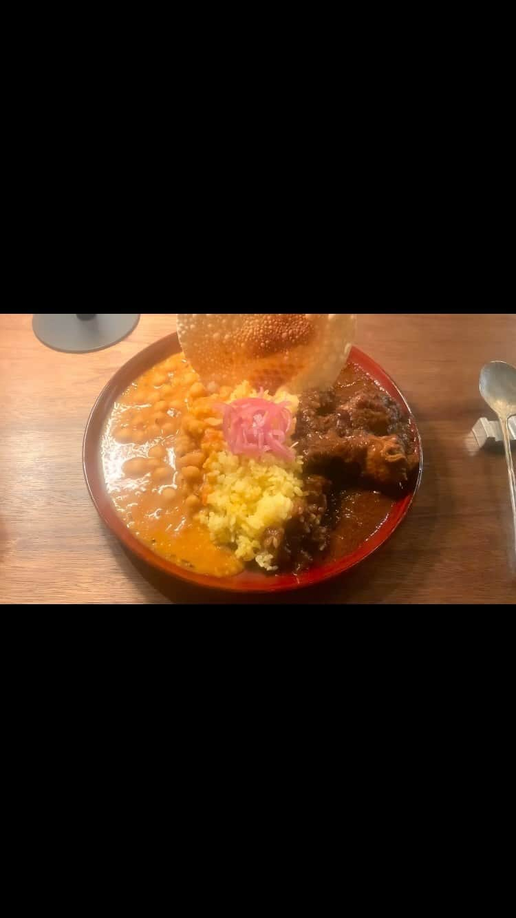 たけるのインスタグラム：「生放送前に久しぶりのフロータン🍛・ ・ 平尾駅すぐ近く、超隠れ家な扉の向こうに広がるホッコリ空間は今日みたいな小雨降る日には特に癒しを与えてくれます🤤・ ・ 玉ねぎの美味しさたっぷりのシンプルなチキンカレーと、ニンニクのパンチしっかりの豆カレーの王道ワンプレート。・ ・ 豆美味かったなー‼️・ ・ 食後のサマハンで心身共に完全にととのいました🤩・ ・ 今からカレー探偵かましてきます🕵️‍♂️ ・ ・ #フロータン #平尾 #カレー #カレー探偵 #たける #TAKERU #ボイジャー #ウルトラマン #エントリーサービスプロモーション」