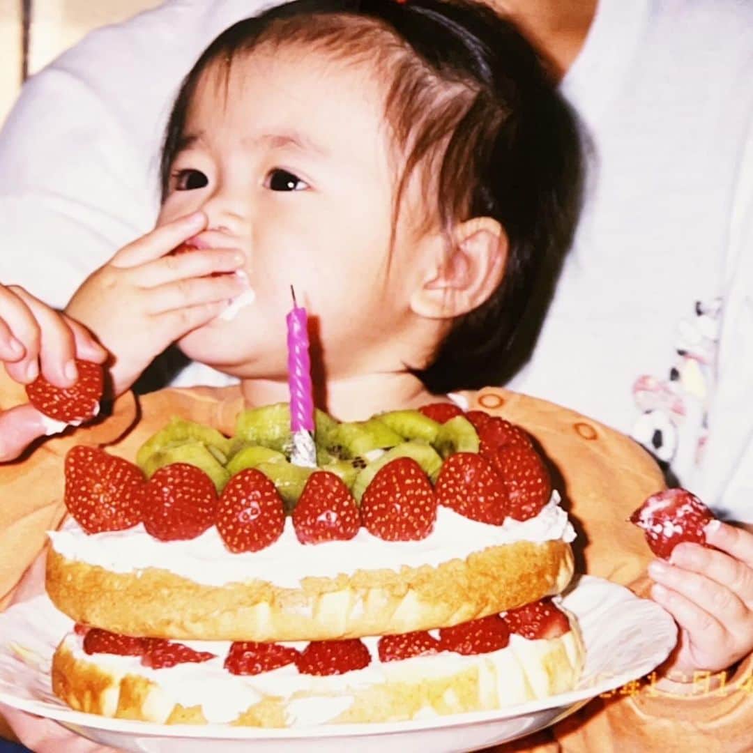 北向珠夕のインスタグラム：「気づけば今日で24歳 産んでくれた母とこれまで支えてくれた家族と出会ってくれた皆さんに心から感謝です。 コメント・DMでメッセージくださった方々ありがとうございます🙇‍♀️  母が24歳だからと律儀に24本ロウソクを立ててくれましたがほぼ火事でした。」